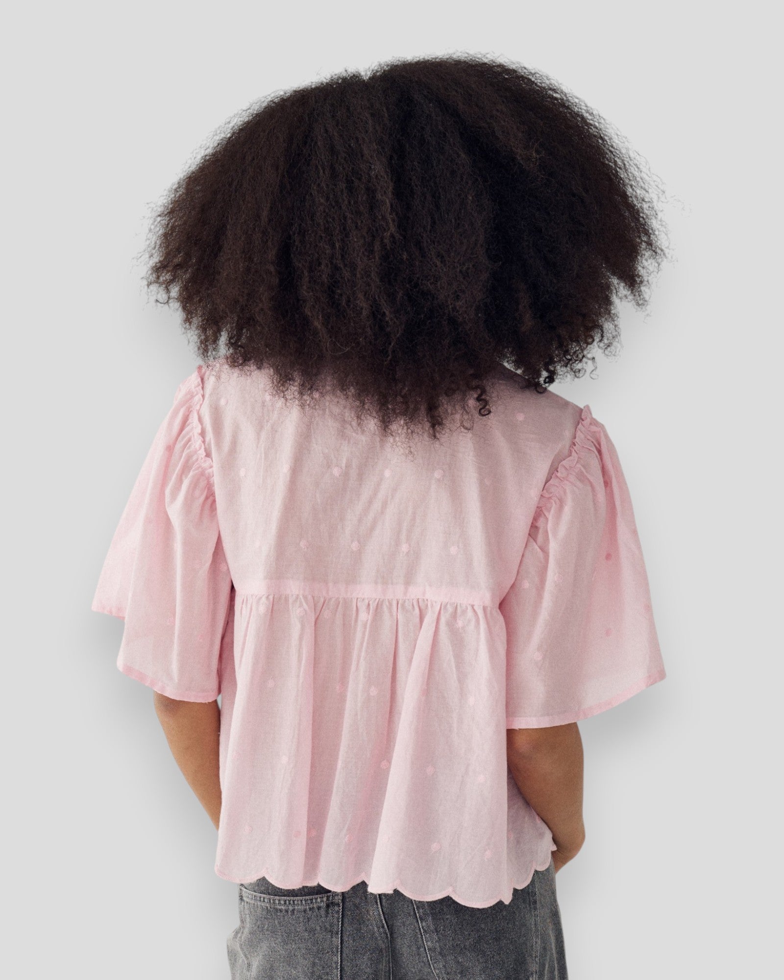 Noella N-Marielle damebluse i blush pink med let stof og afslappet pasform, vist på en model.