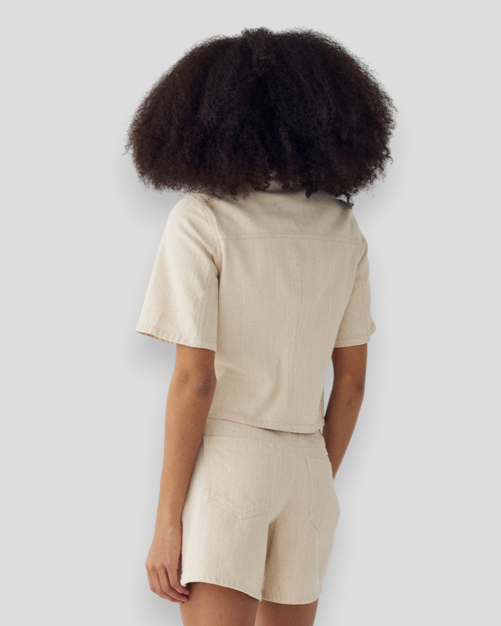 Kvinde i Noella N-Mazie SS jakke i ivory, afslappet skjorte med let stof og elegant design.