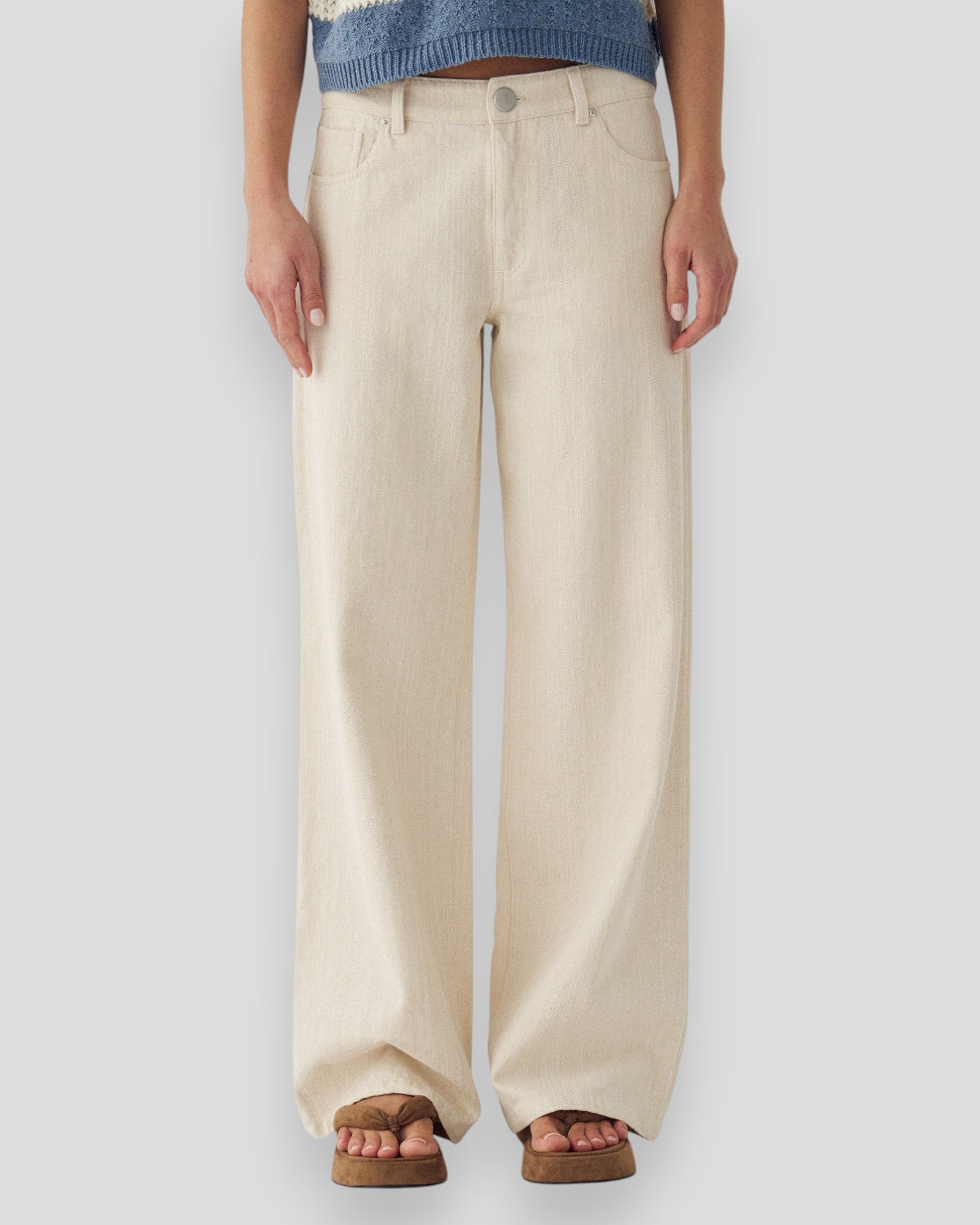 Kvinde bukser i ivory fra Noella N-Melo MW Jeans, afslappet pasform og moderne stil, vist på model.
