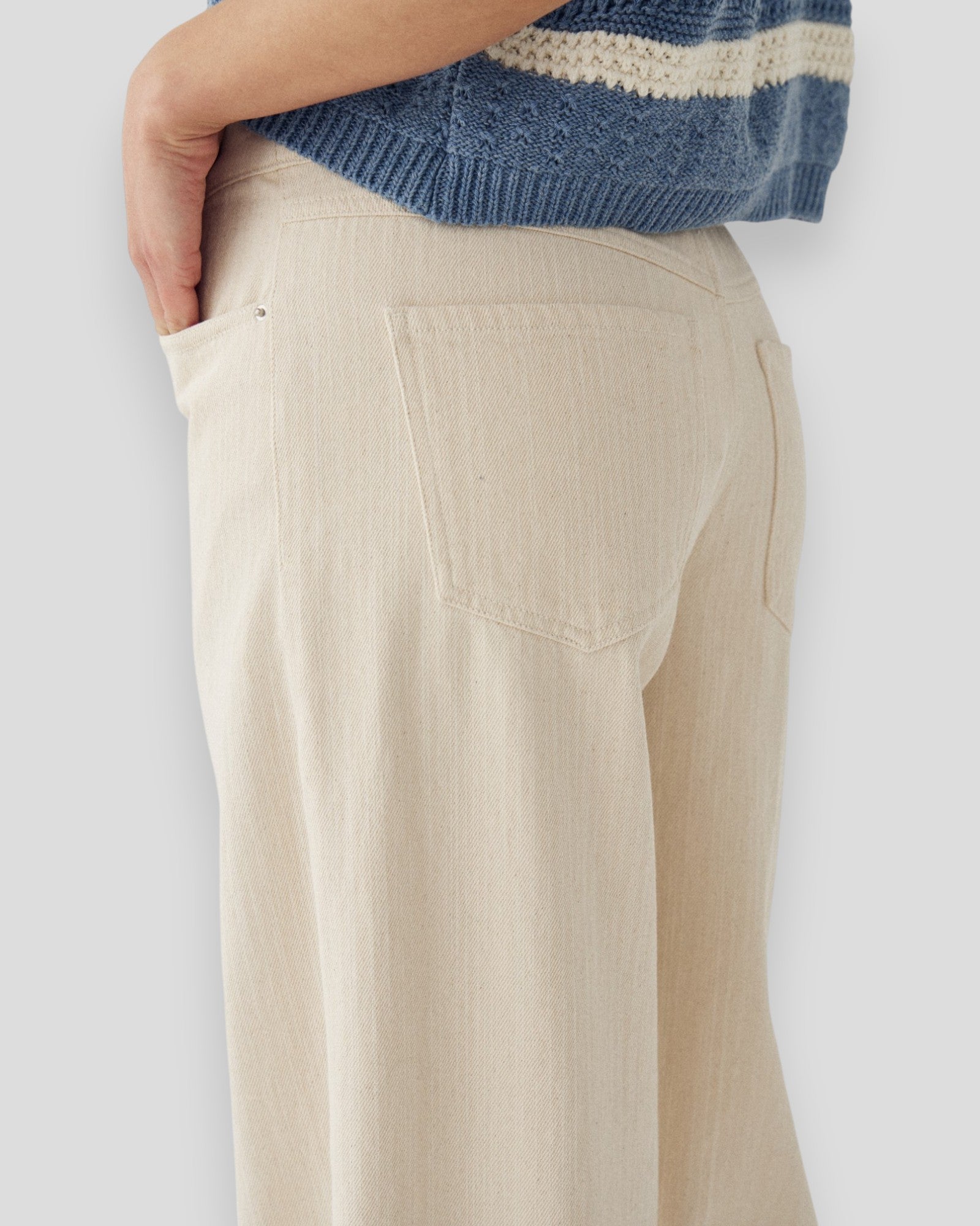 Kvinde bukser i ivory fra Noella N-Melo MW Jeans, afslappet pasform og moderne stil, synlig i billedet.