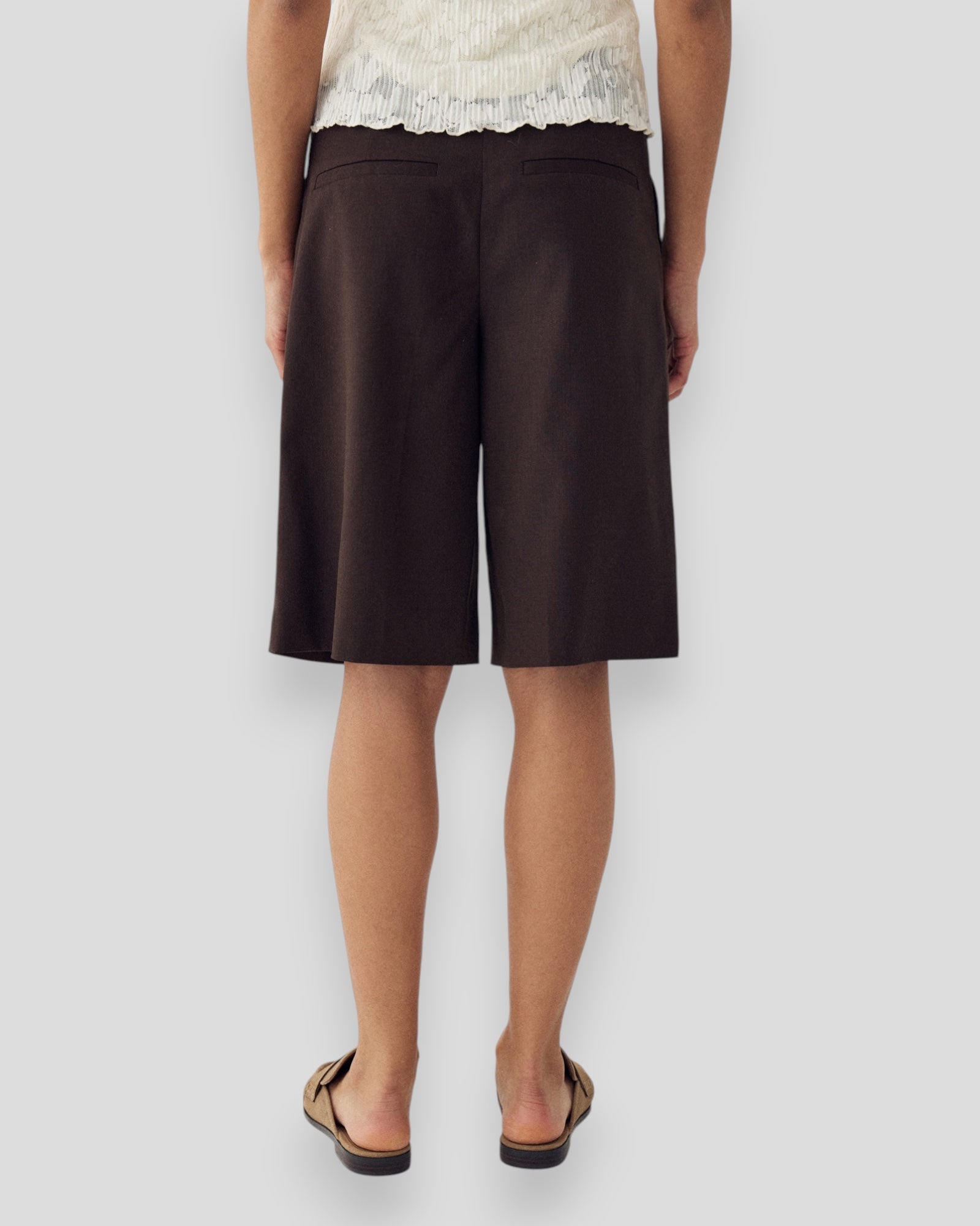 Noella N-Marcel HW Jorts i chokolade farve, dameshorts med afslappet pasform og denimmateriale.