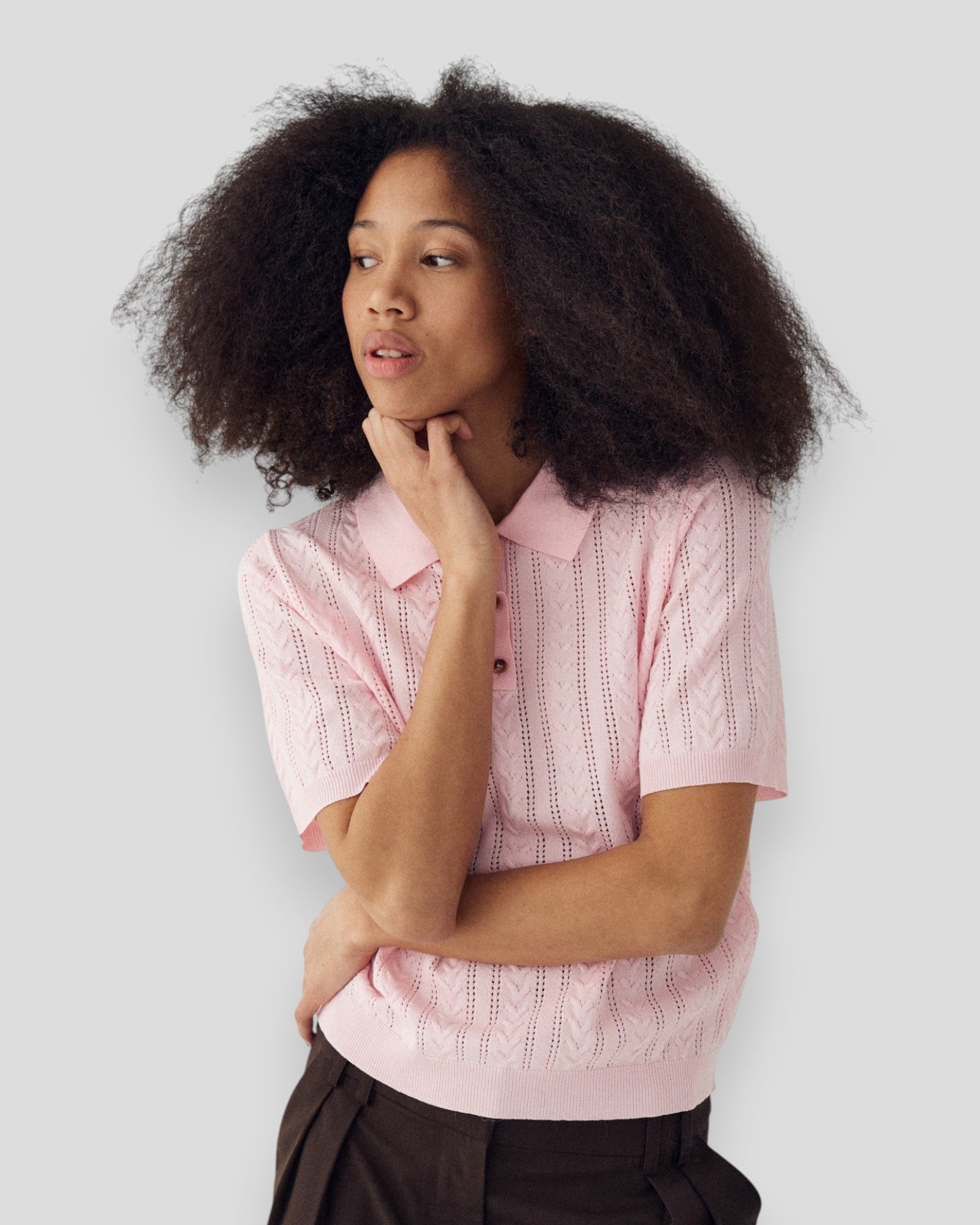 Noella N-Mecca strikket polo i baby pink til kvinder, nærbillede af den bløde, komfortable polo med krave og knapper