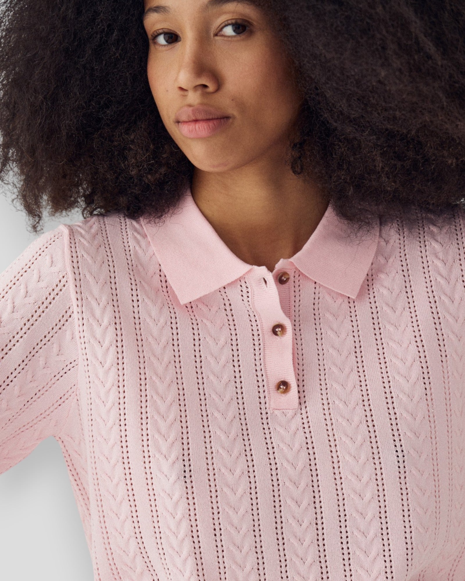 Lækker Noella N-Mecca strikket polo i baby pink til kvinder, vises med nærbillede af krave og knapper.