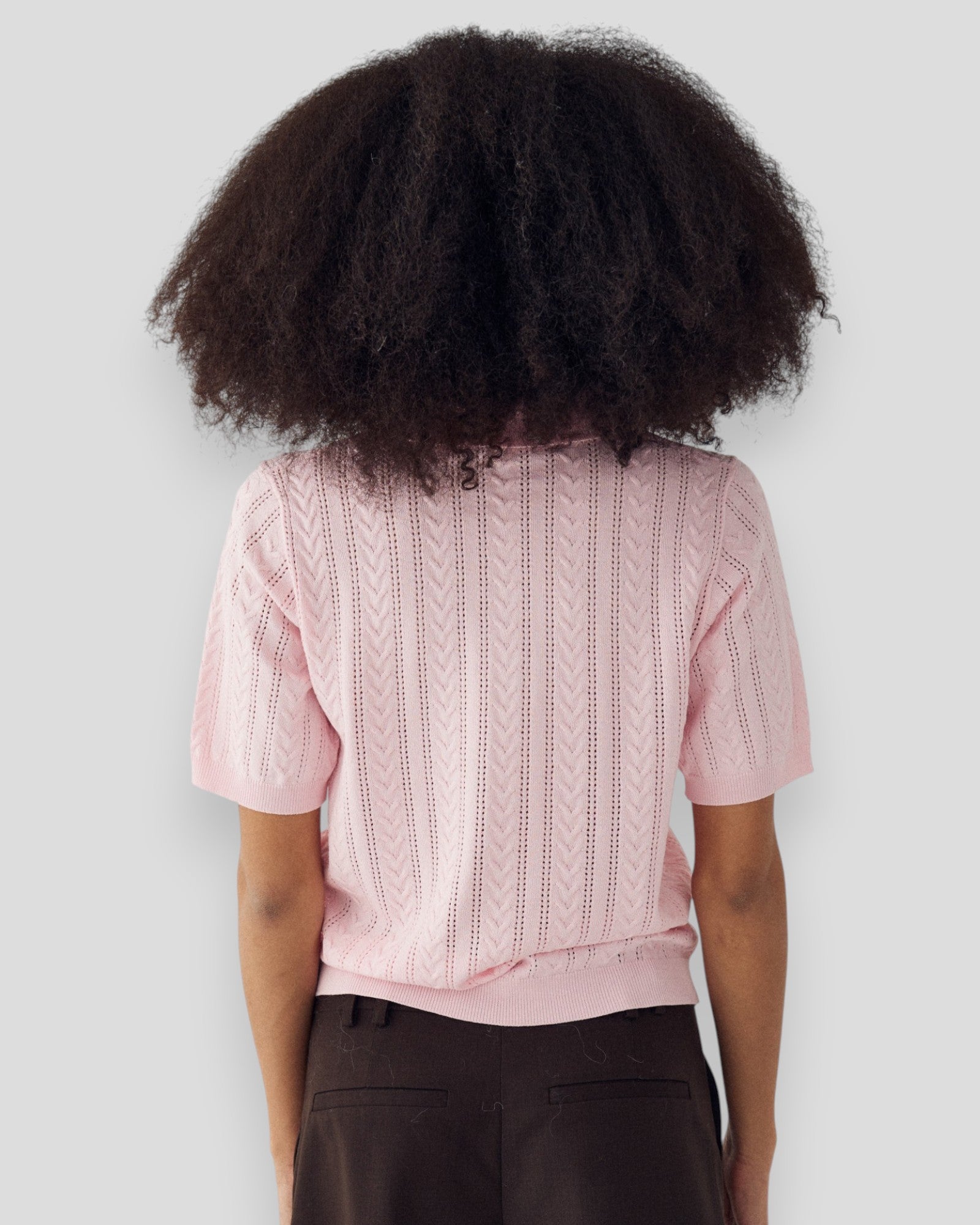 Noella N-Mecca strikket polo i baby pink til kvinder, vist med nærbillede af den bløde tekstur og klassisk pasform