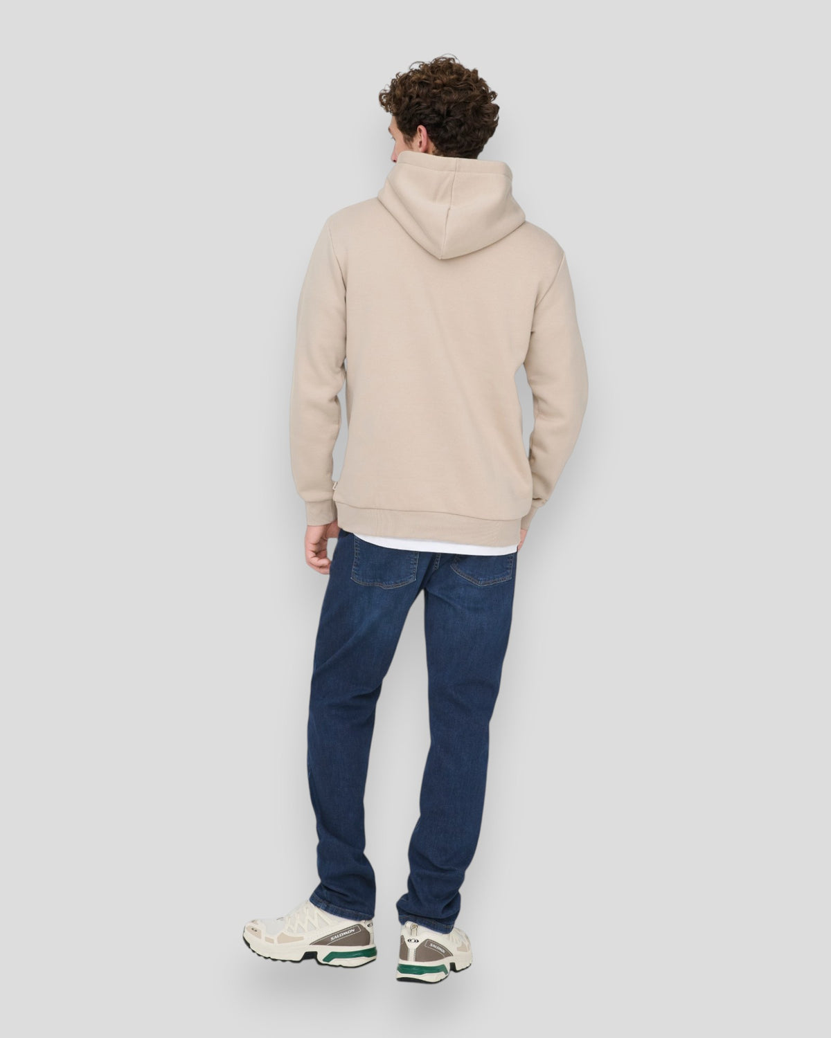 Dame i ONLY & SONS Weft Reg Dark Blue 6752 jeans i mørk blå denim, viste et par jeans med afslappet pasform og klassisk design