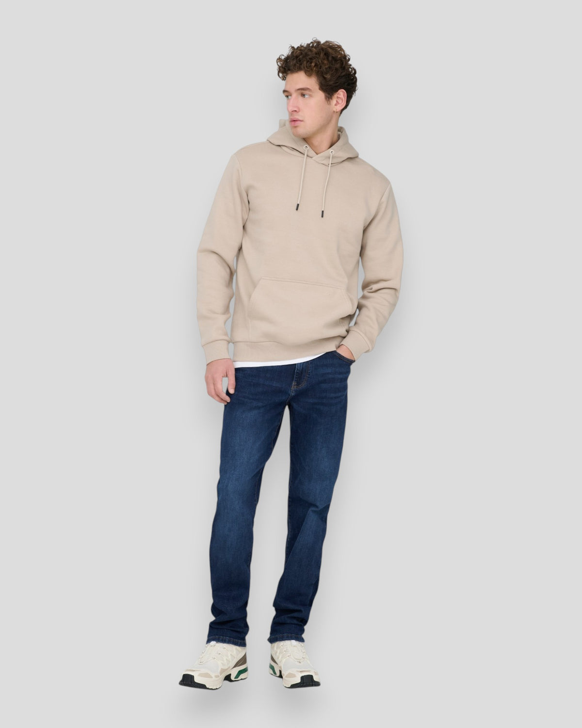 Dark blå denim jeans fra ONLY & SONS med vævet design, vises i et afslappet stilbillede.