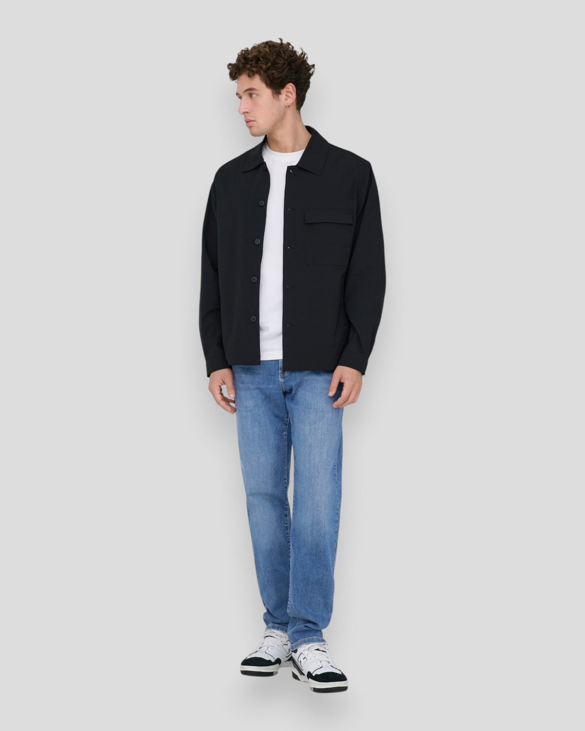 Mellemblå denim jeans fra ONLY & SONS i weft-reg model, vist på model i efterårsvinter look