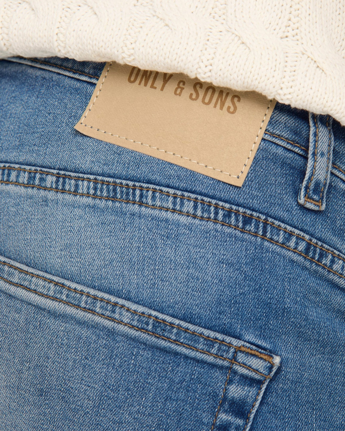 Lyseblå denimjeans fra ONLY & SONS i klassisk vævning med regular pasform, vist på model.