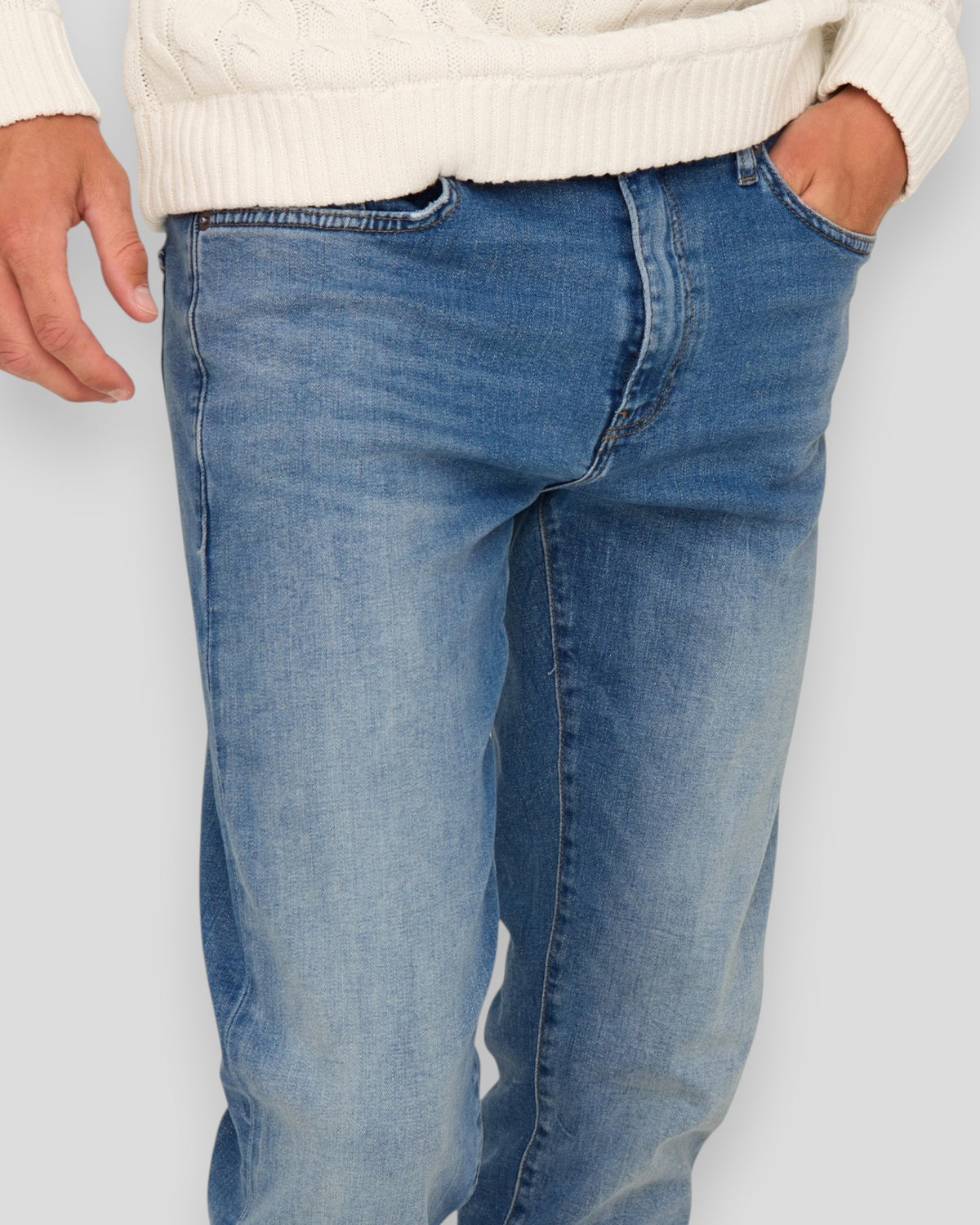 Lyseblå denim jeans fra ONLY & SONS med vævning og regular pasform, vist på model.