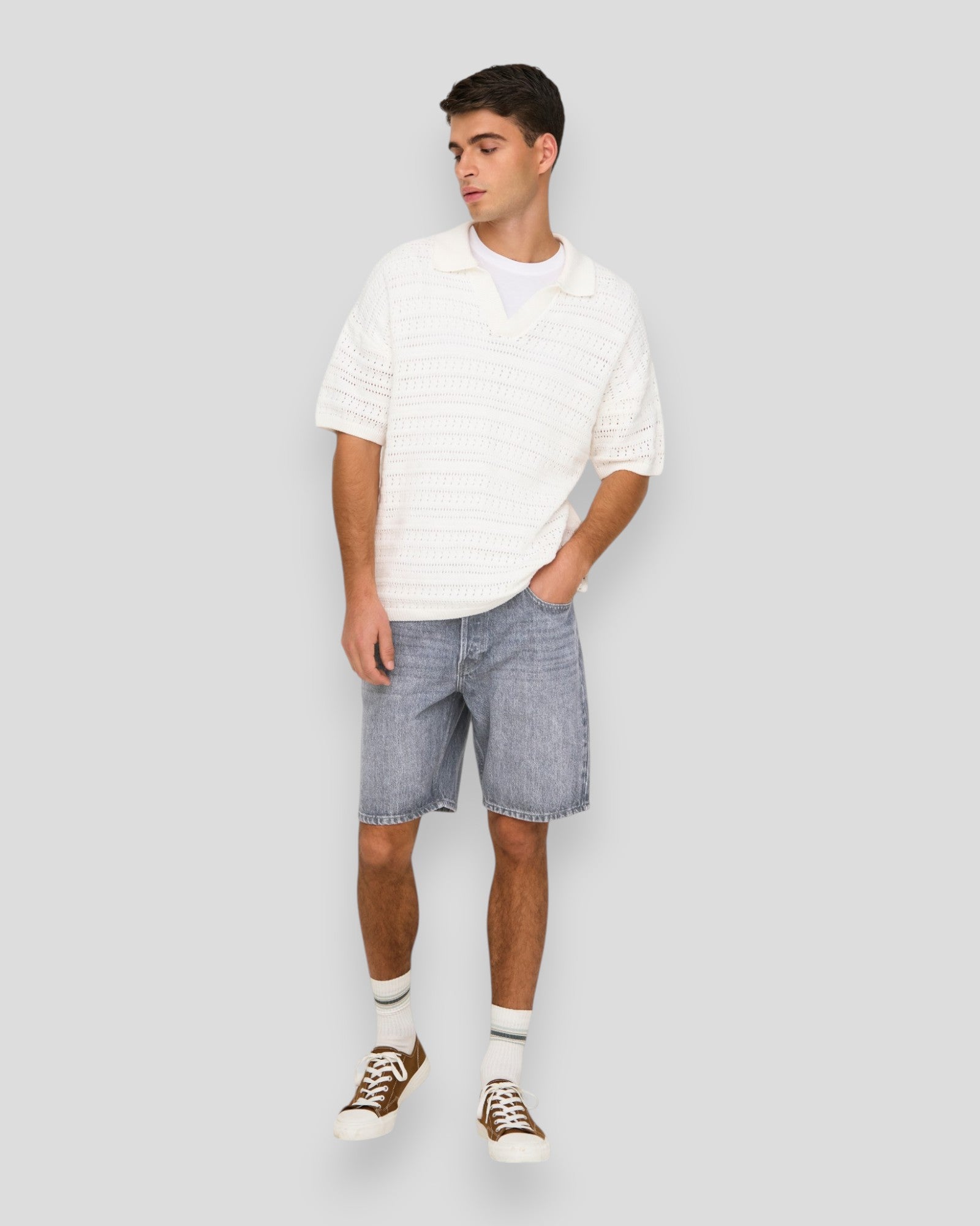 ONLY & SONS Edge MG 2042 TAI denim shorts i medium grå denim, vises med afslappet pasform og klassisk design.