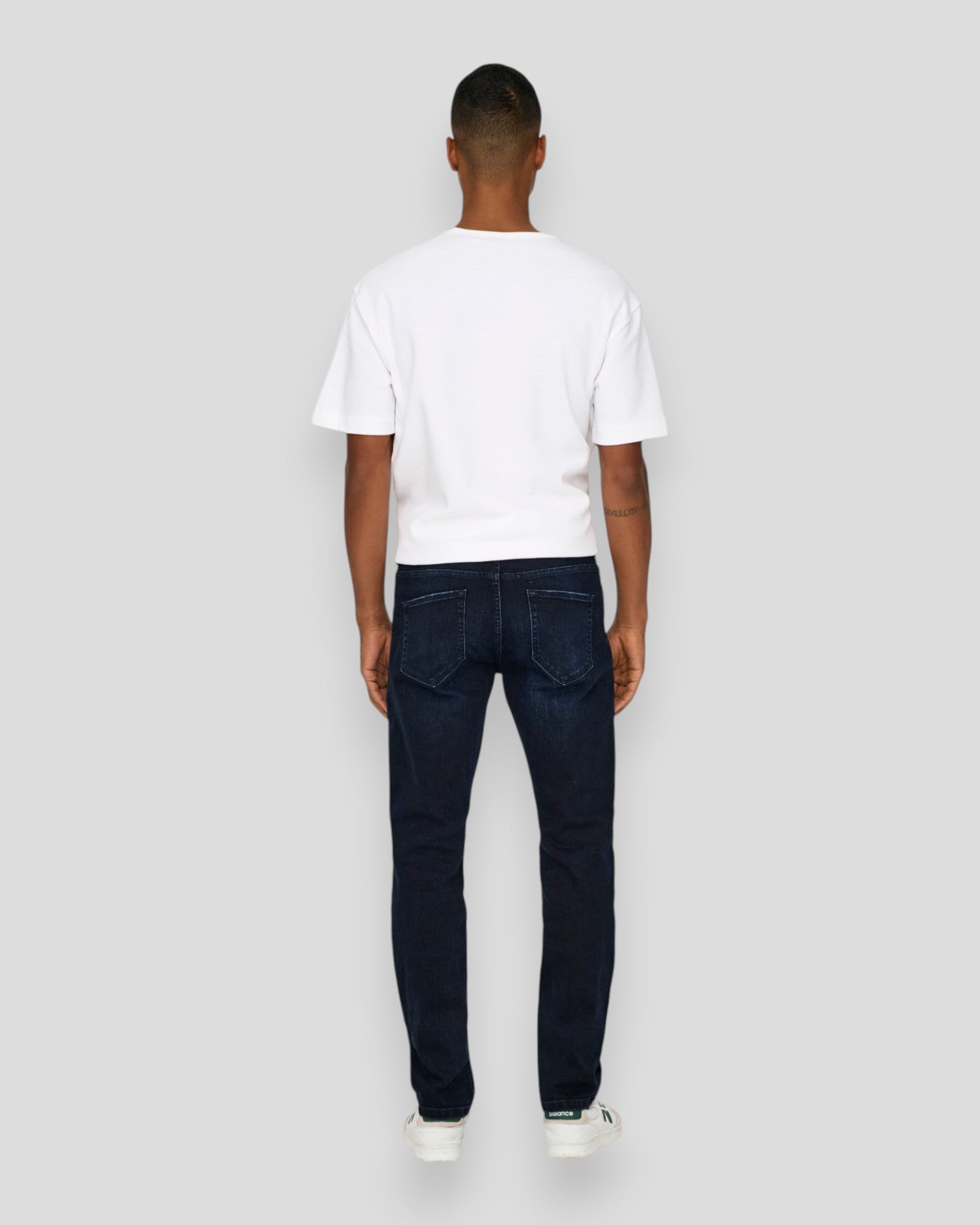 Blå sort denim jeans fra ONLY & SONS Weft Regular 2652, vises med detaljeret syn på pasform og stofstruktur.