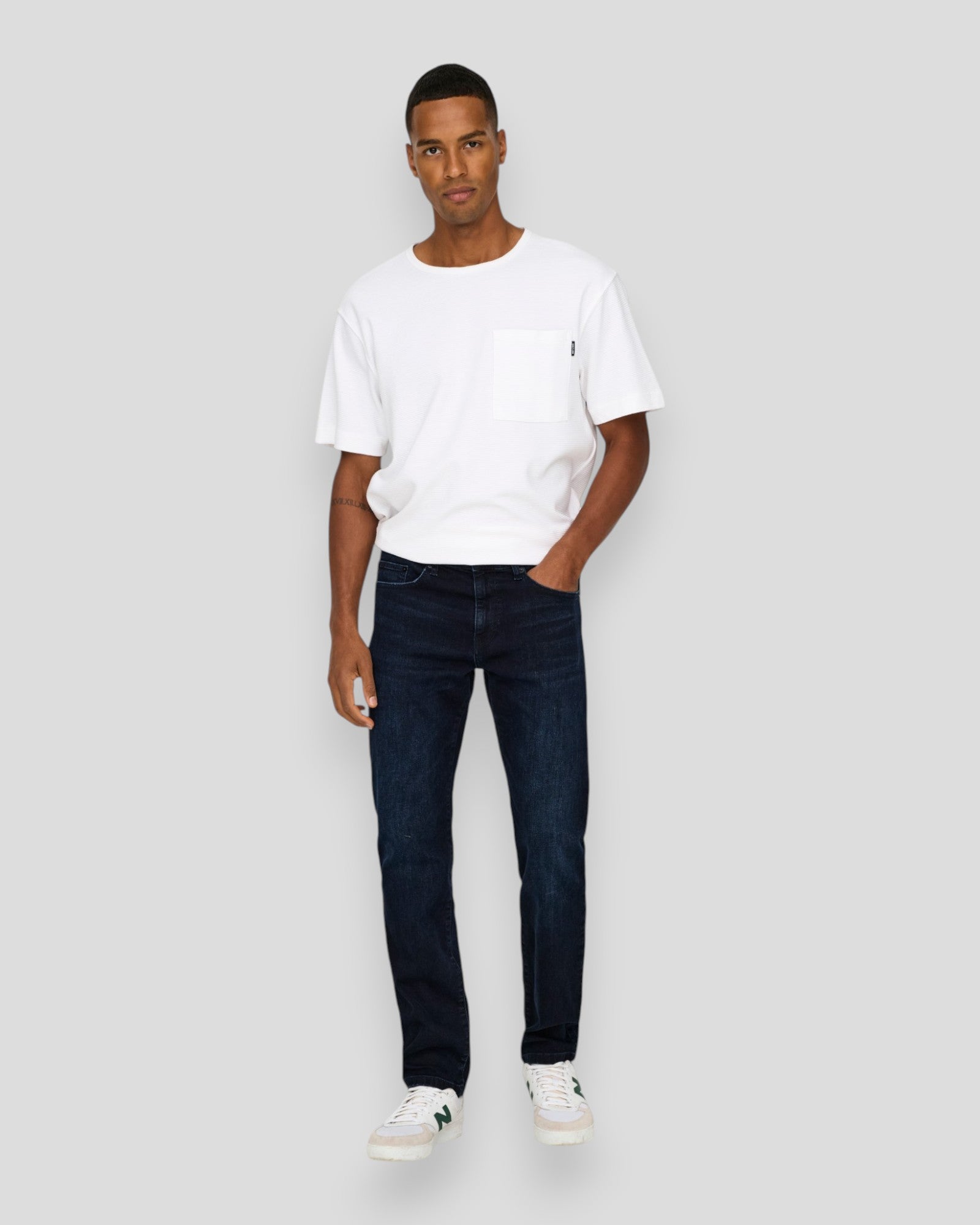 ONLY & SONS regular vægt jeans i blå sort denim, vises med fokus på pasform og stofstruktur.