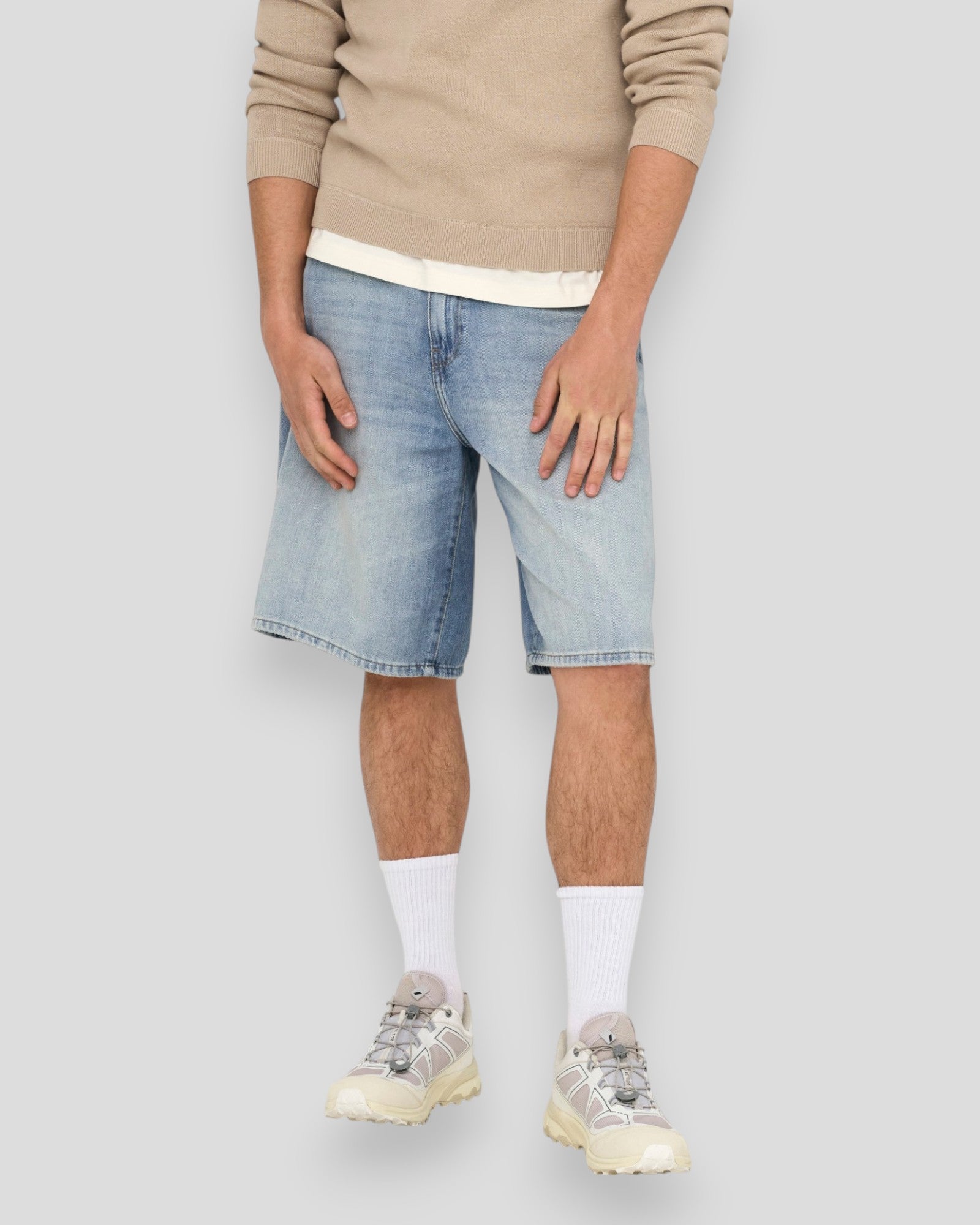 Lette blå denim jorts fra ONLY & SONS, Carl Ball LB 2958 TAI, vises med klassisk pasform og lyseblå farve.