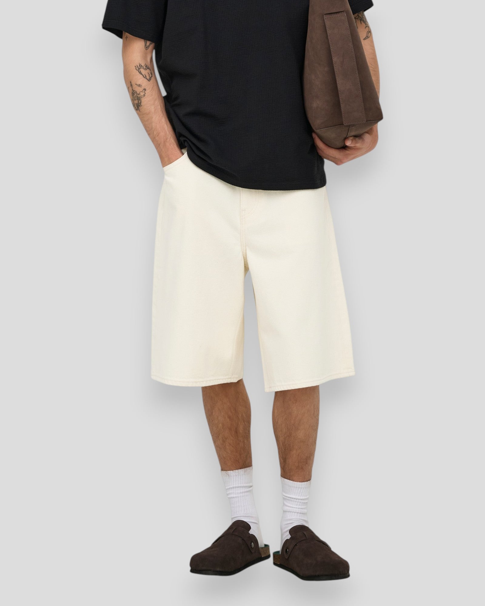 Carl Balloon Ecru denim shorts fra ONLY & SONS, afslappede jorts i ecru farve med slidte detaljer og klassisk pasform.