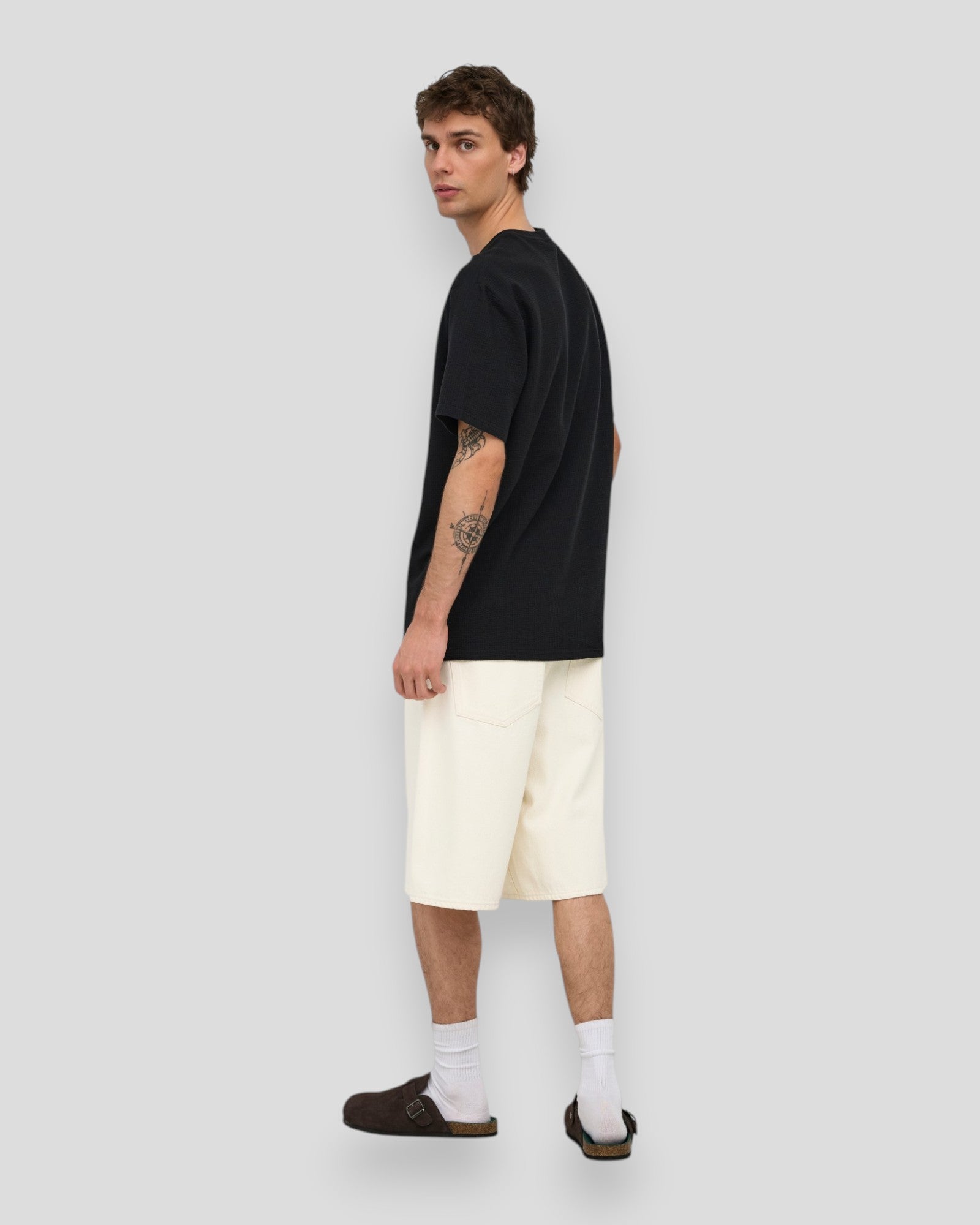 Ecru denim jorts fra ONLY & SONS med afslappet pasform og synlige syninger, vist på billedet.