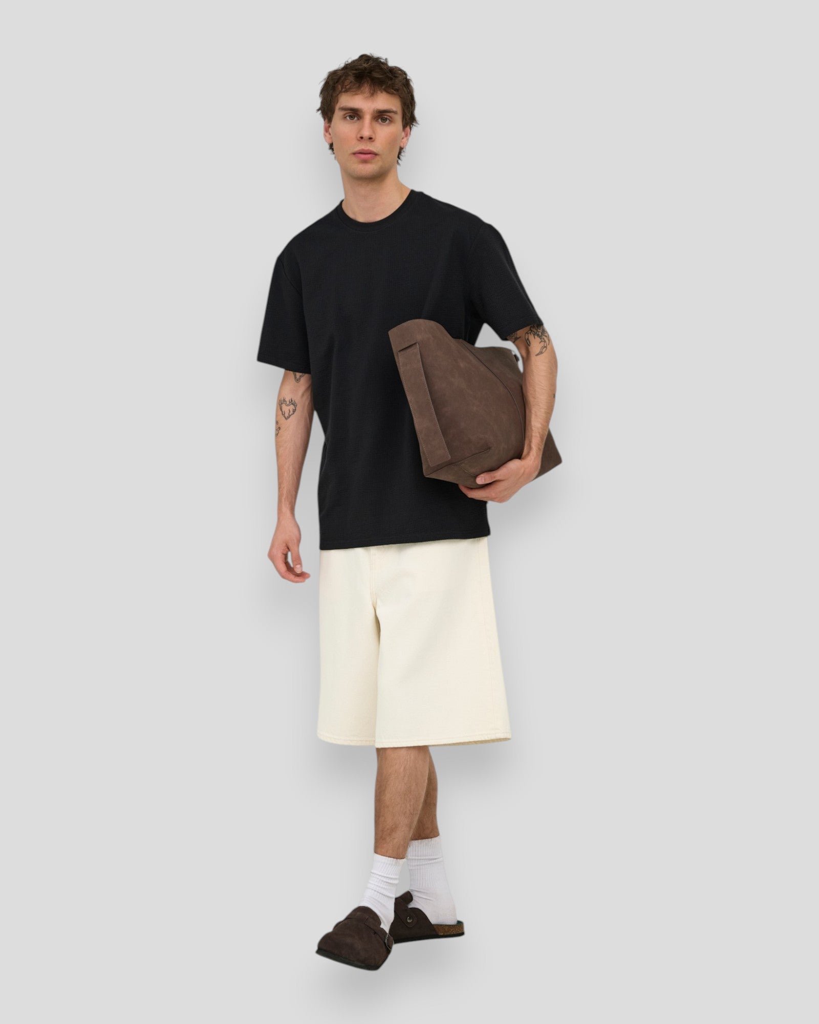 Carl Balloon Ecru denim jorts fra ONLY & SONS med løstsiddende pasform og lys ecru farve, perfekt til sommerbrug.