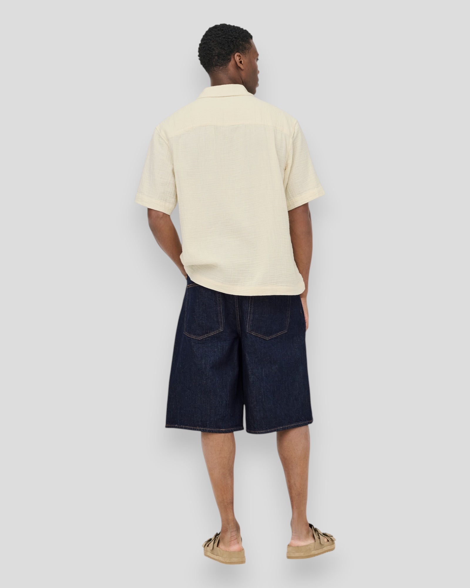 Dark blue denim jorts from ONLY & SONS Carl Rinse 6916, featuring a casual fit and classic denim wash.