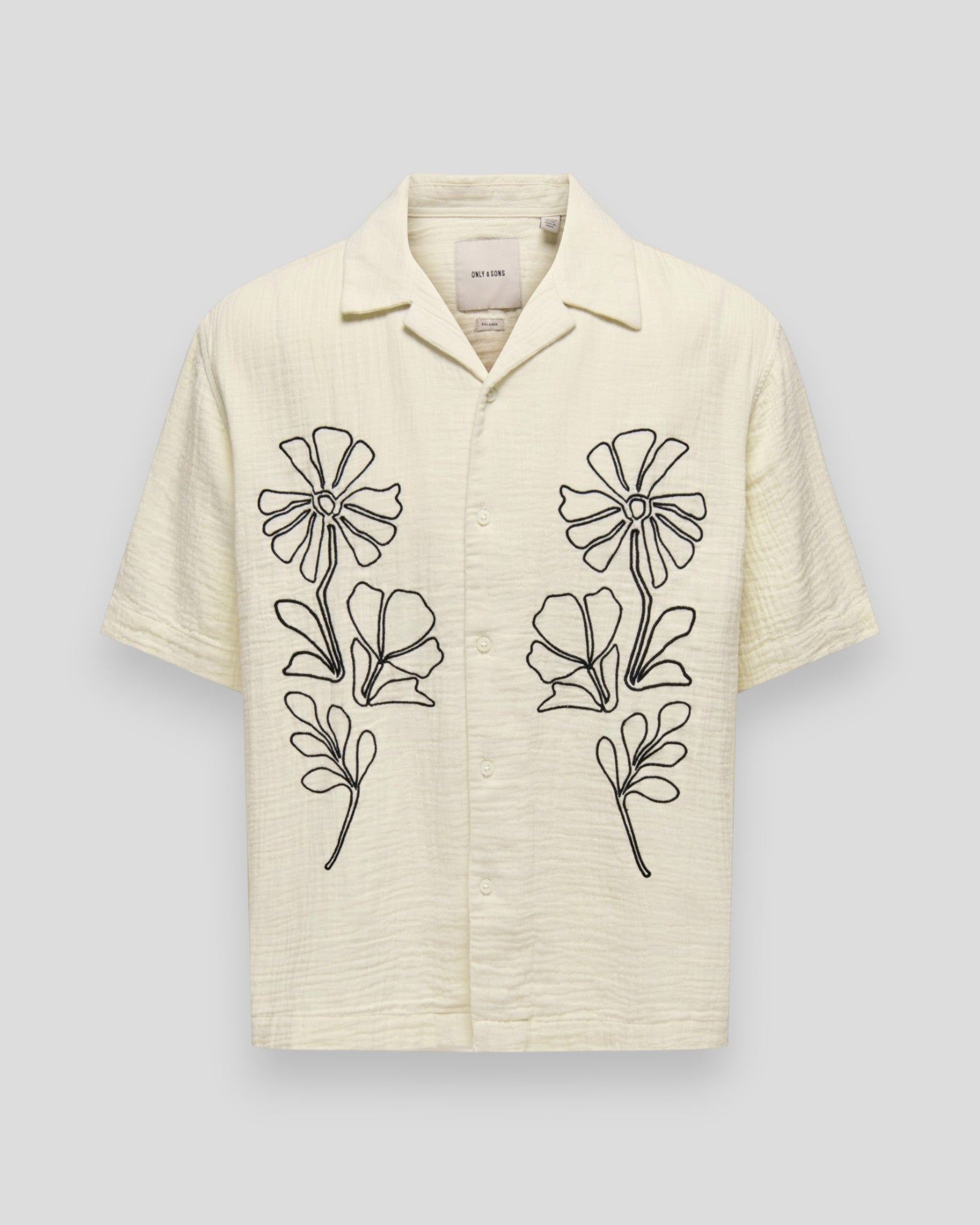 ONLY & SONS Jackson RLX SS 014 skjorte i benhvid med sorte detaljer, afslappet herre shirt til forår og sommer.