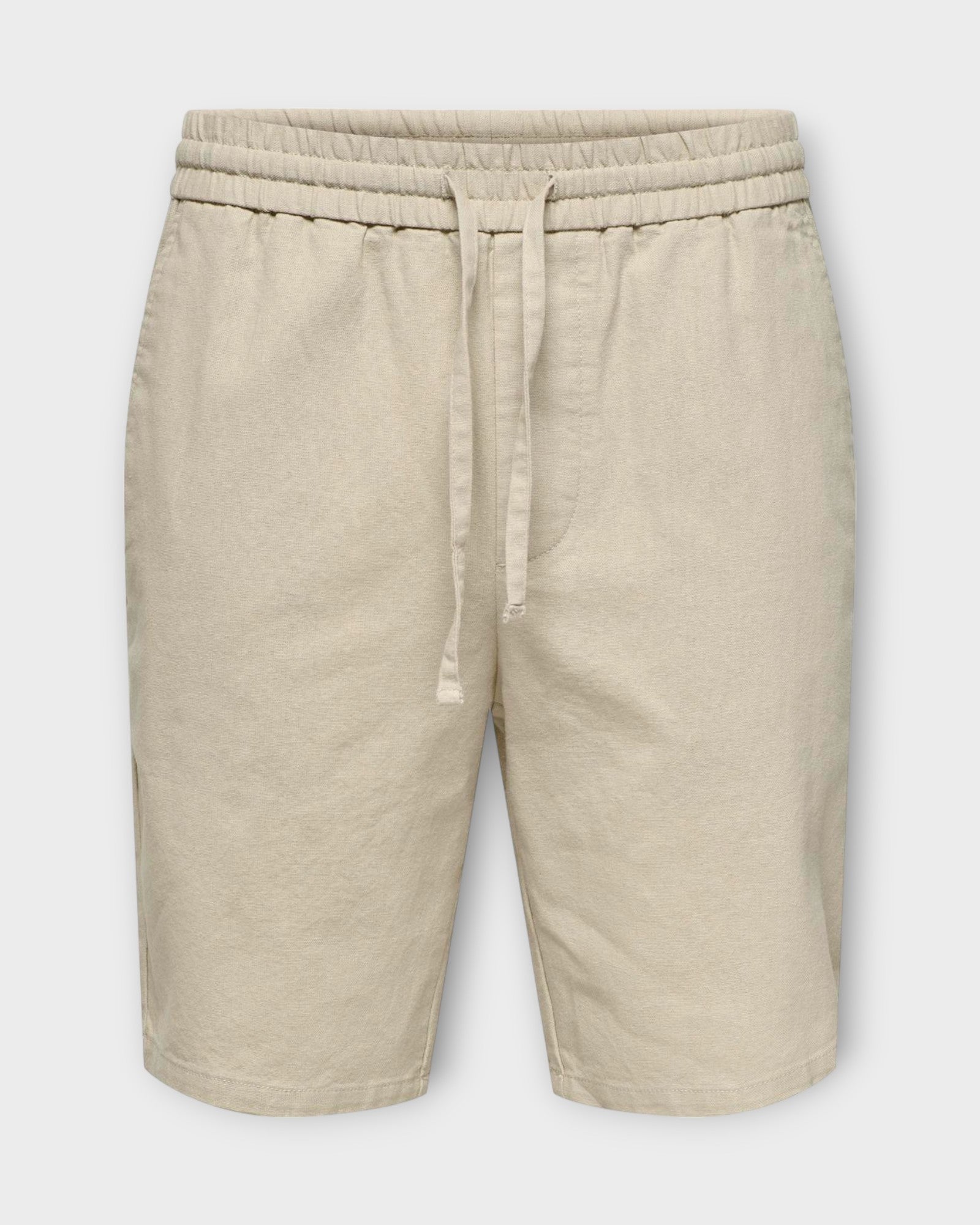 Linus 0007 Cot Lin Shorts Noos Silver Lining fra Only and Sons. Sandfarvet hør shorts til mænd. Her set forfra.