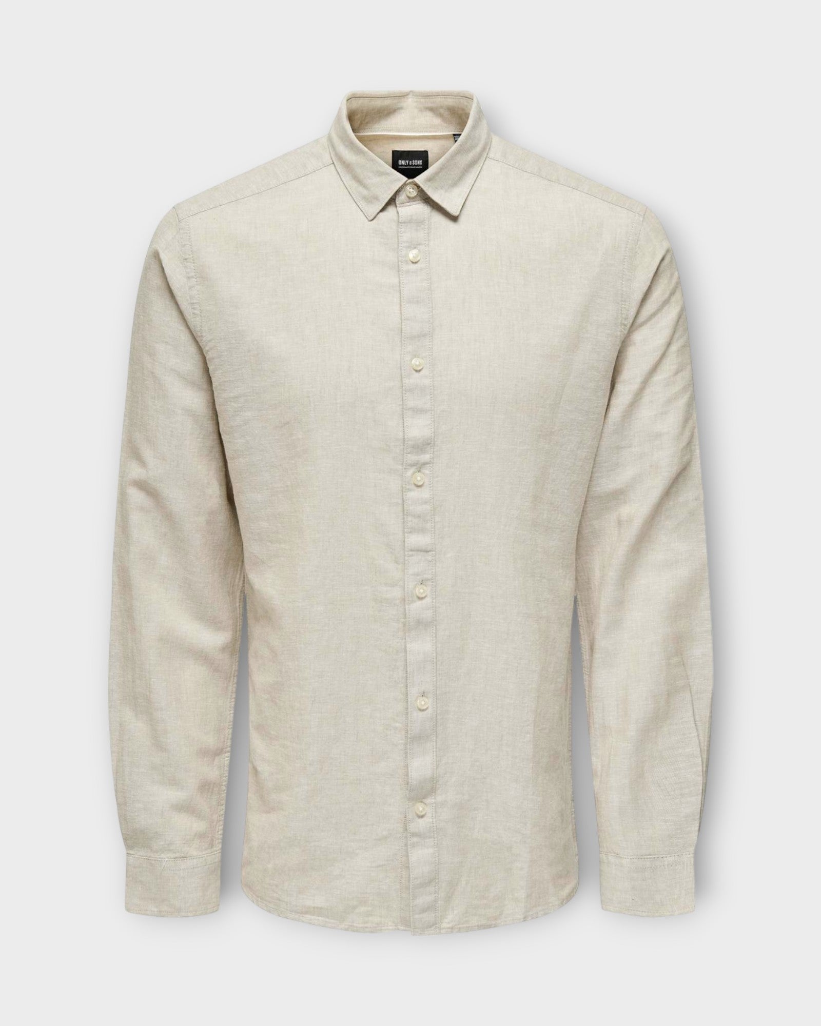 Caiden  LS Solid Linen Shirt Chinchilla, sandfarvet hørskjorte til mænd fra Only and Sons. Her set forfra.