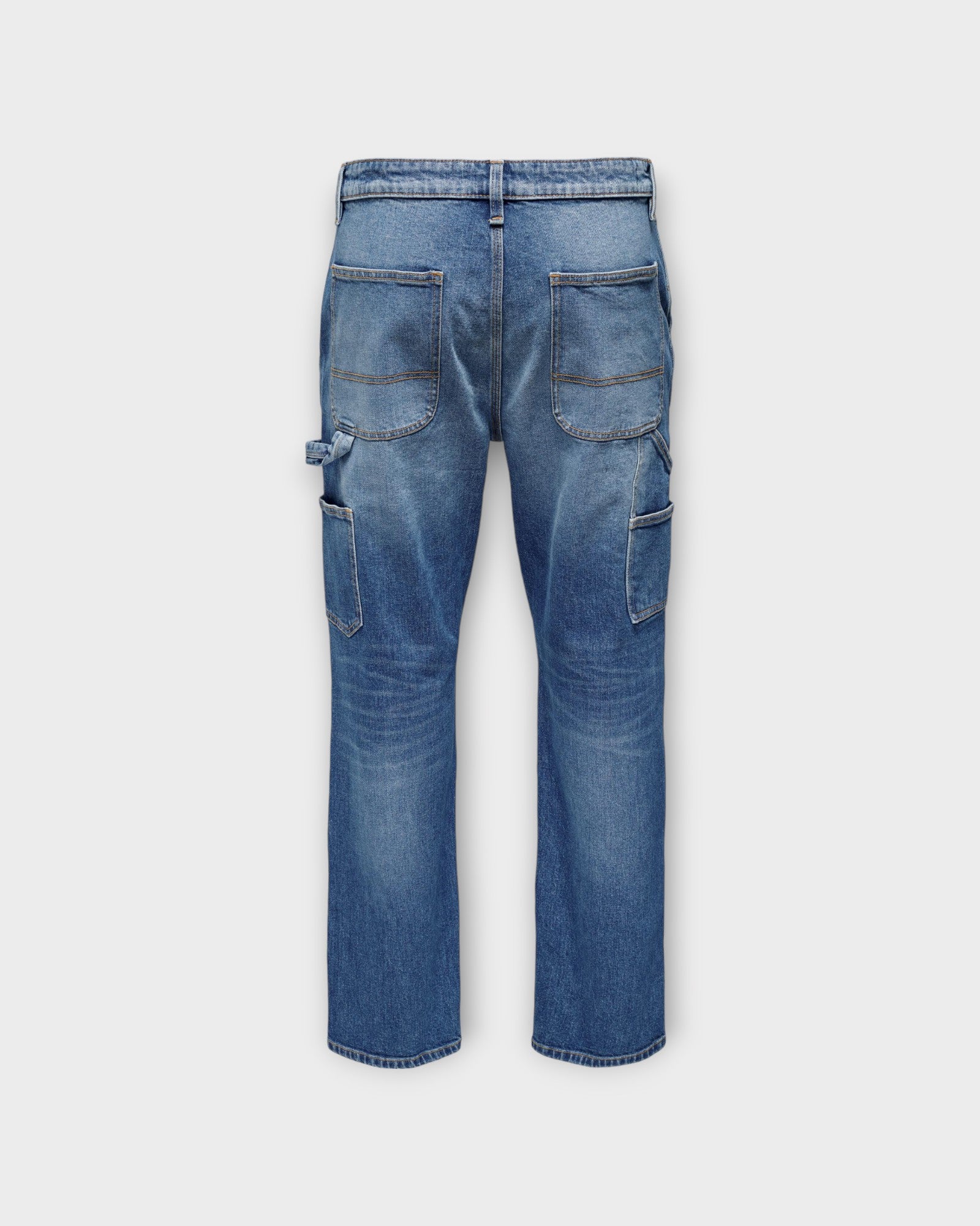 Edge Loose Car M. Blue 6771 Dnm Jns Medium Blue Denim. Blå forvasket Only & Sons Loose Fit Jeans til mænd. Her set bagfra.