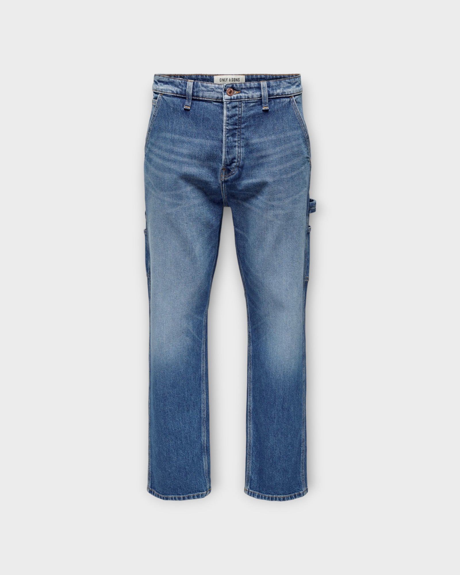 Edge Loose Car M. Blue 6771 Dnm Jns Medium Blue Denim. Blå forvasket Only & Sons Loose Fit Jeans til mænd. Her set forfra.