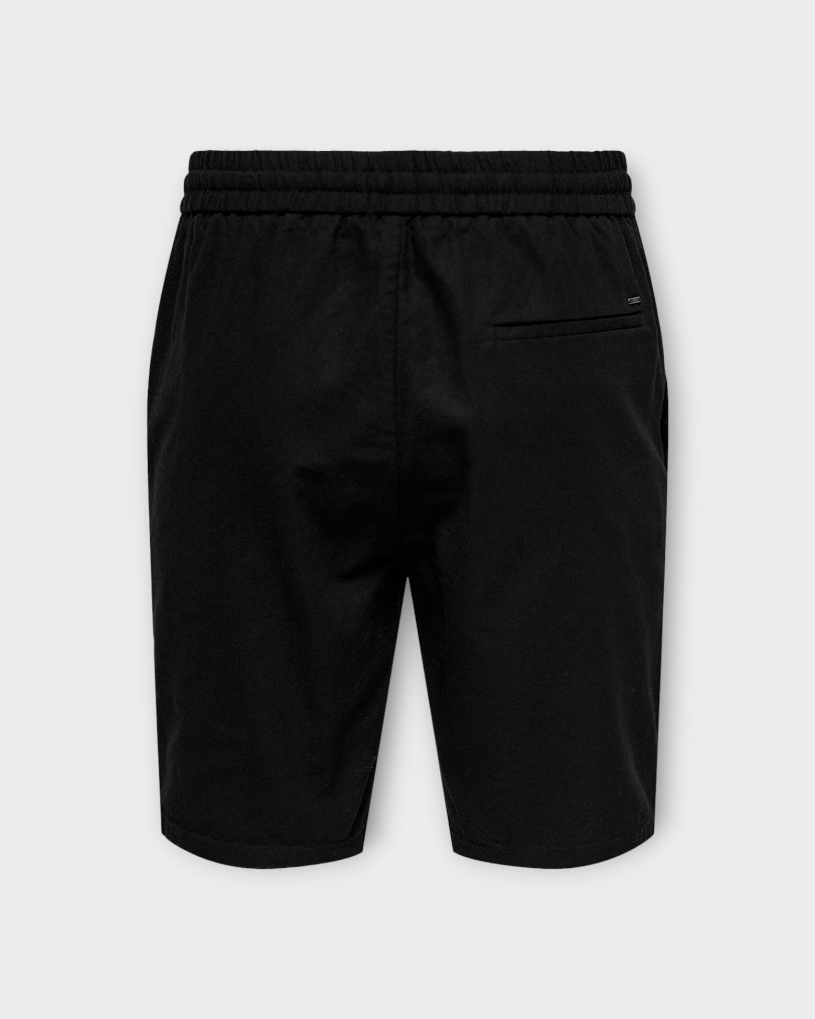 Linus 0007 Cot Lin Shorts Noos Black fra Only and Sons. Sorte hør shorts til mænd med elastik i livet. Her set bagfra.