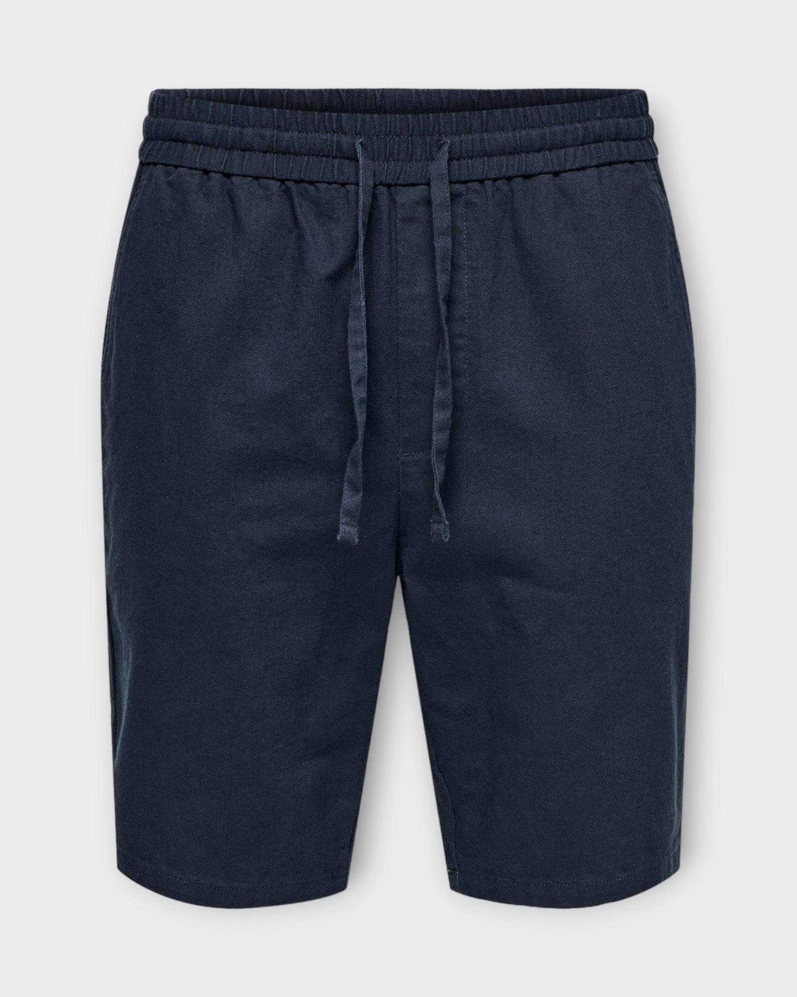 Linus 0007 Cot Lin Shorts Noos Dark Navy fra Only and Sons. Mørkeblå hør shorts til mænd. Her set forfra.