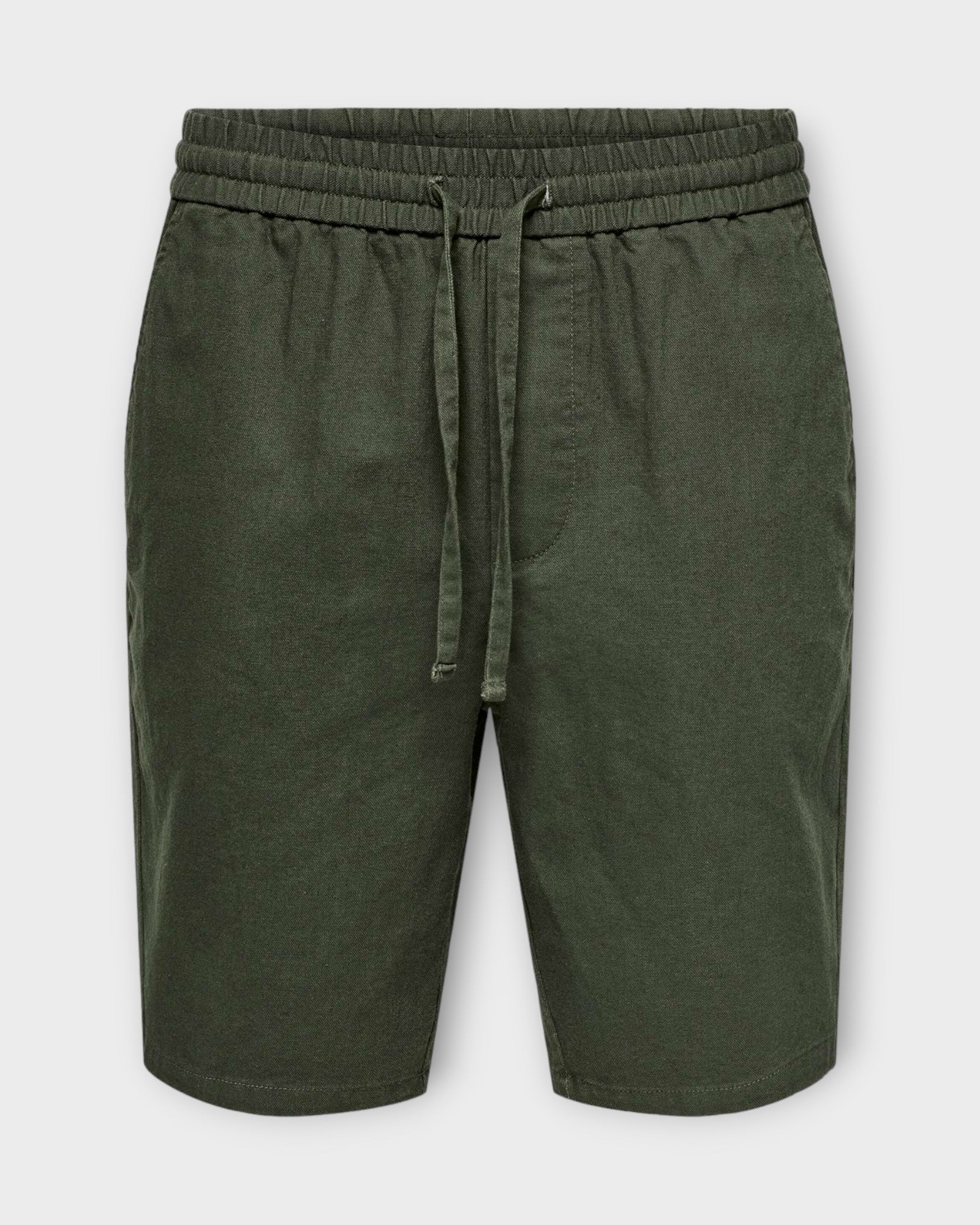 Linus 0007 Cot Lin Shorts Noos Olive Night fra Only and Sons. Army grønne hør shorts til mænd. Her set forfra.