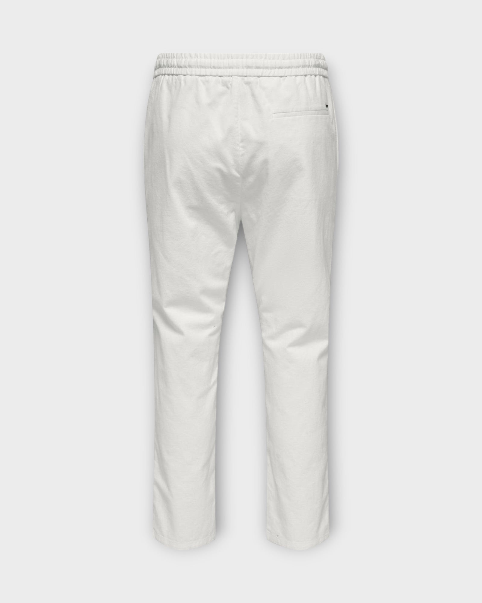 Linus Crop Lin Pants Bright White fra Only and Sons. Hvide Hørbukser til Mænd med snører i livet. Her set bagfra.