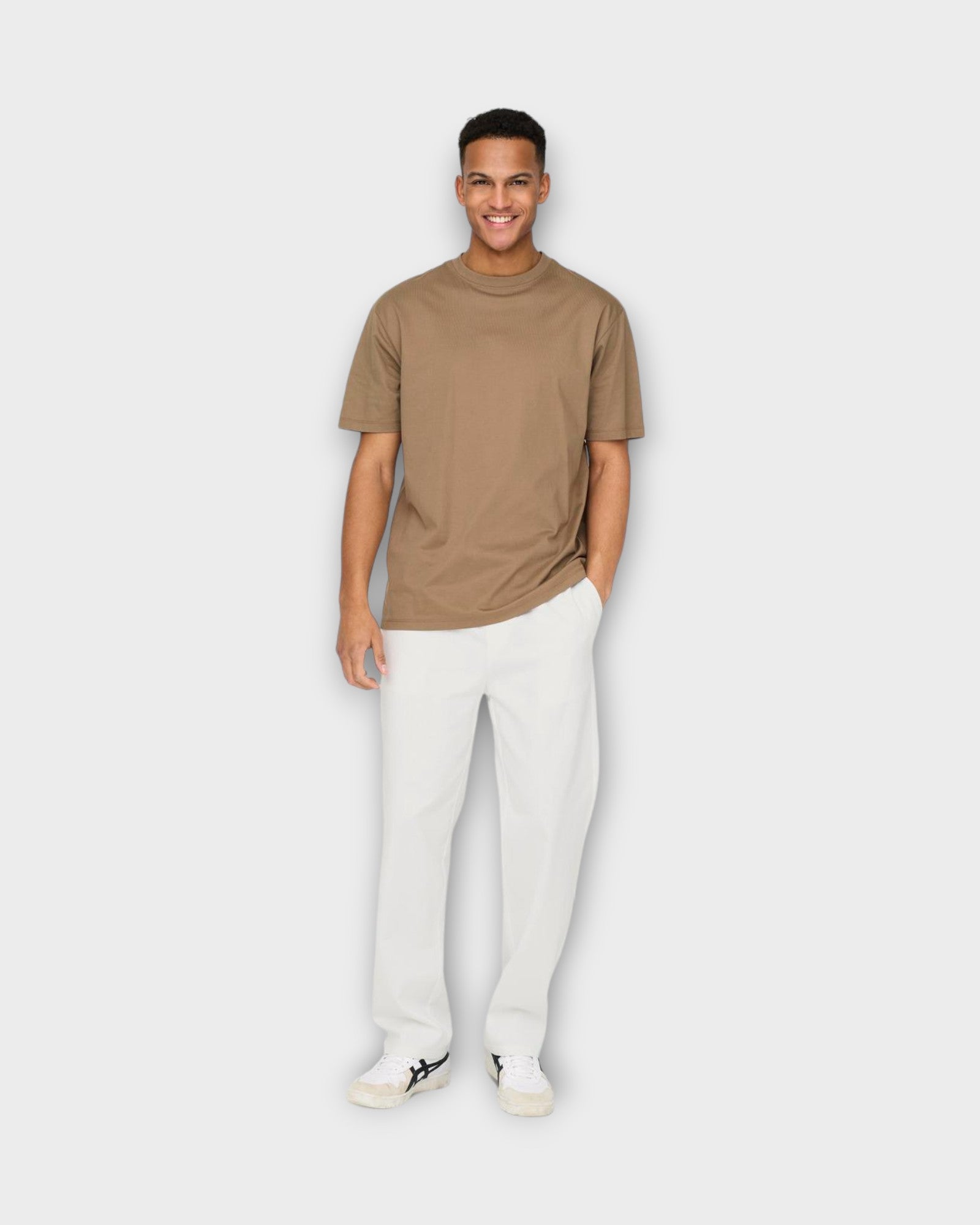 Sinus Loose 0007 Cot Lin Pant Bright White fra Only and Sons. Hvide loose hørbukser til mænd med elastik i livet. Her set på model forfra.