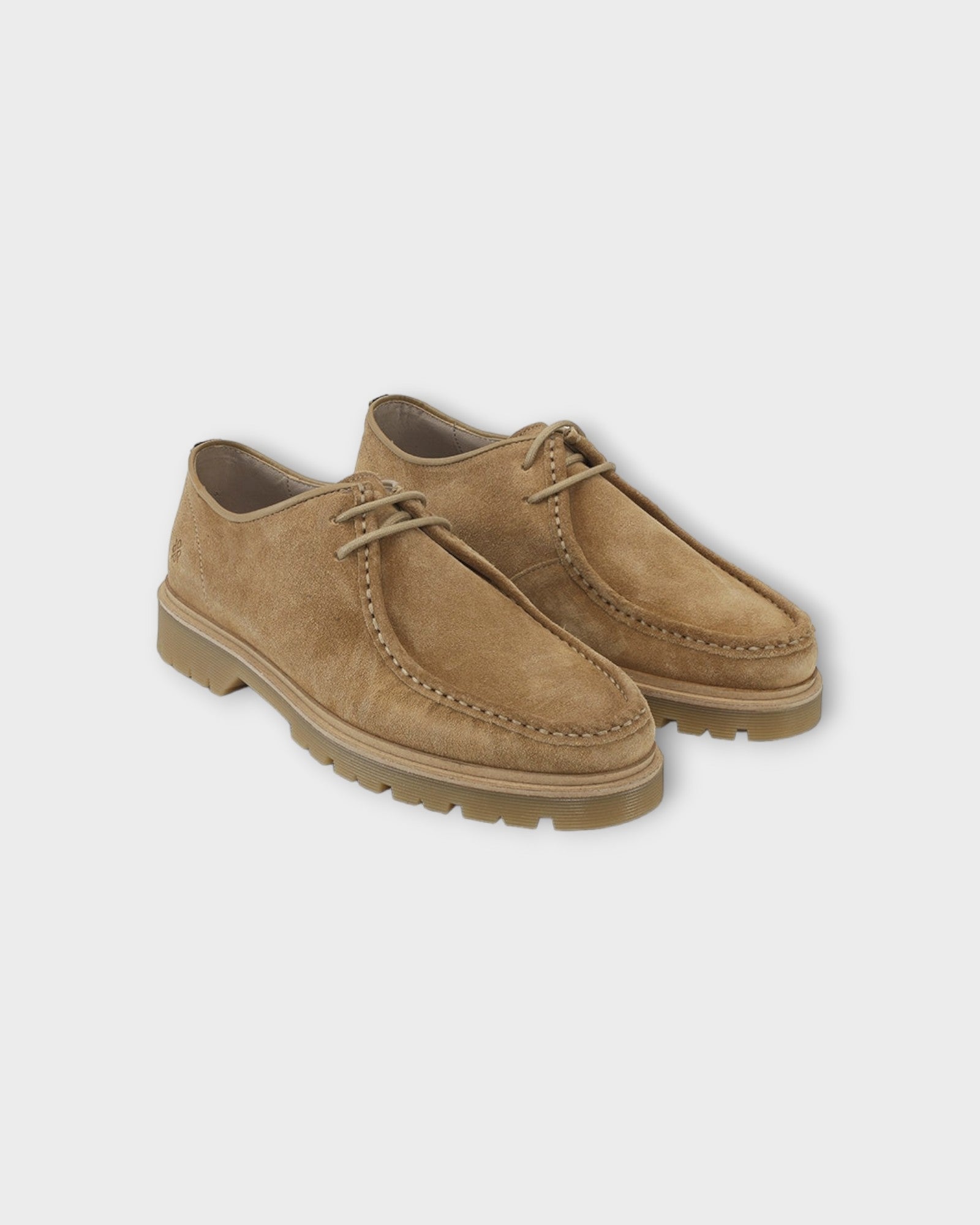 Alain 2.0 Sand Suede - Sandfarvet Playboy Ruskinds Sko til Mænd. Her set forfra.