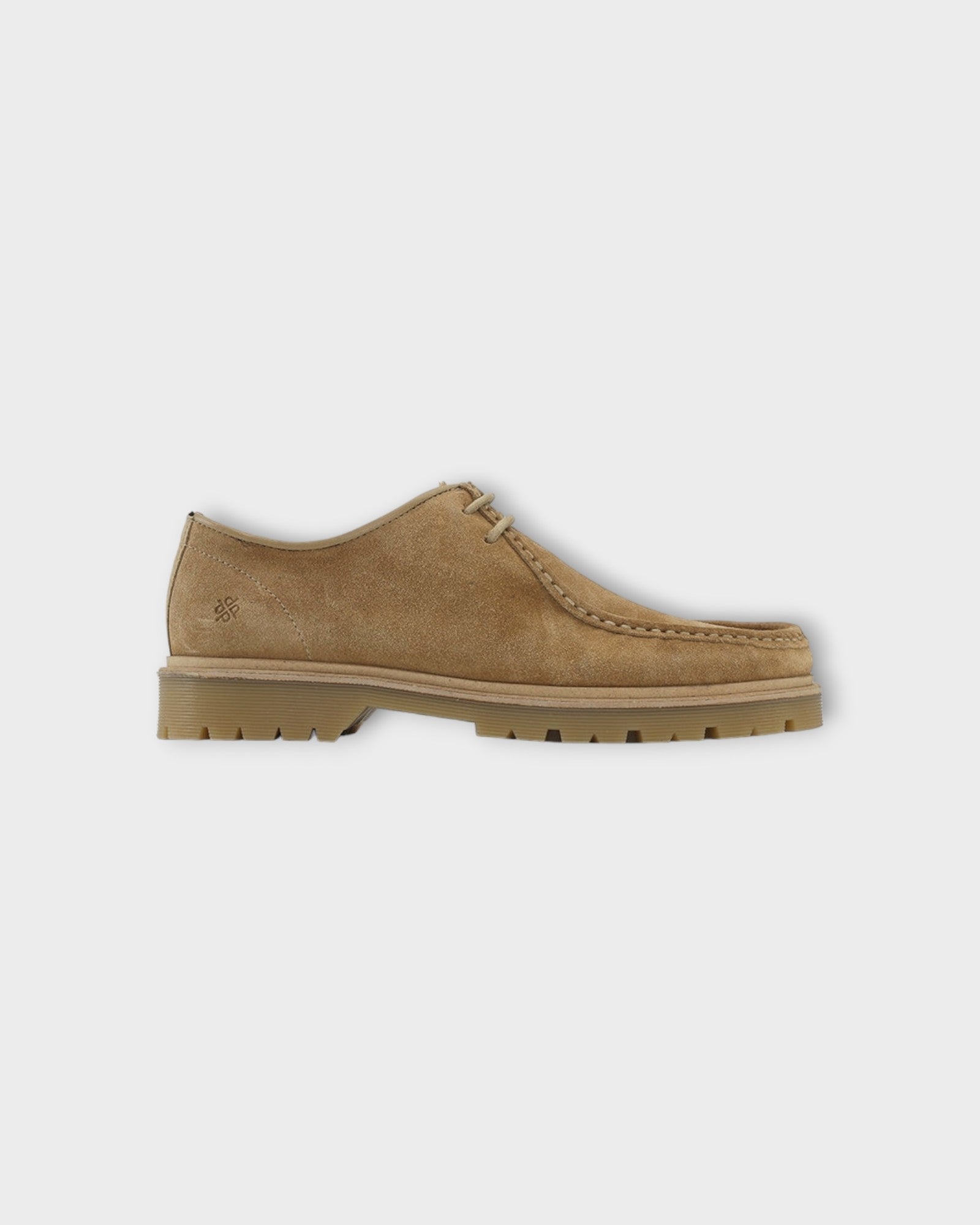 Alain 2.0 Sand Suede - Sandfarvet Playboy Ruskinds Sko til Mænd. Her set fra siden.