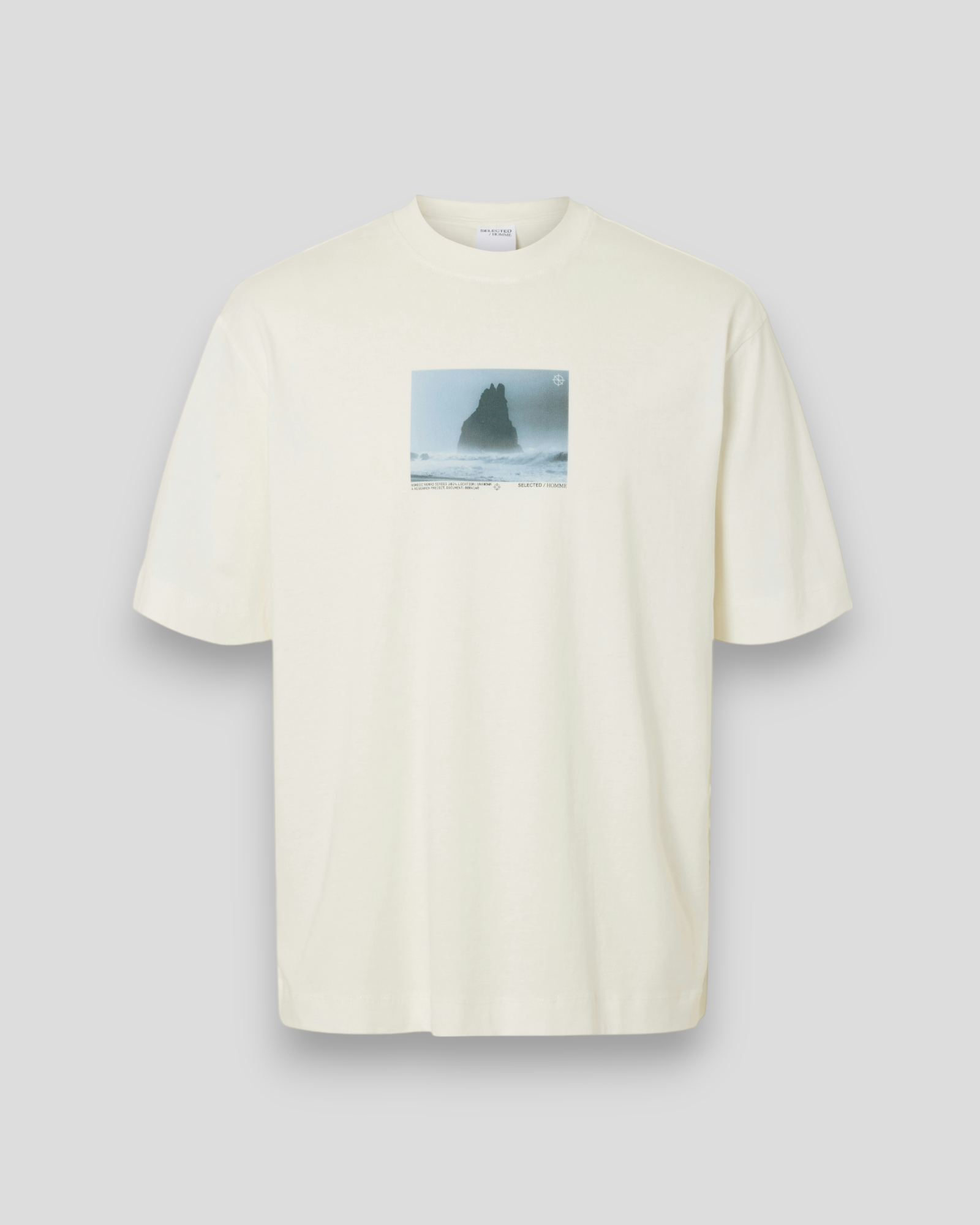 SELECTED HOMME Relaxvis Print SS O-Neck Tee i Egret/Ocean – stilfuld t-shirt med print, ideel til afslappet sommerlook.