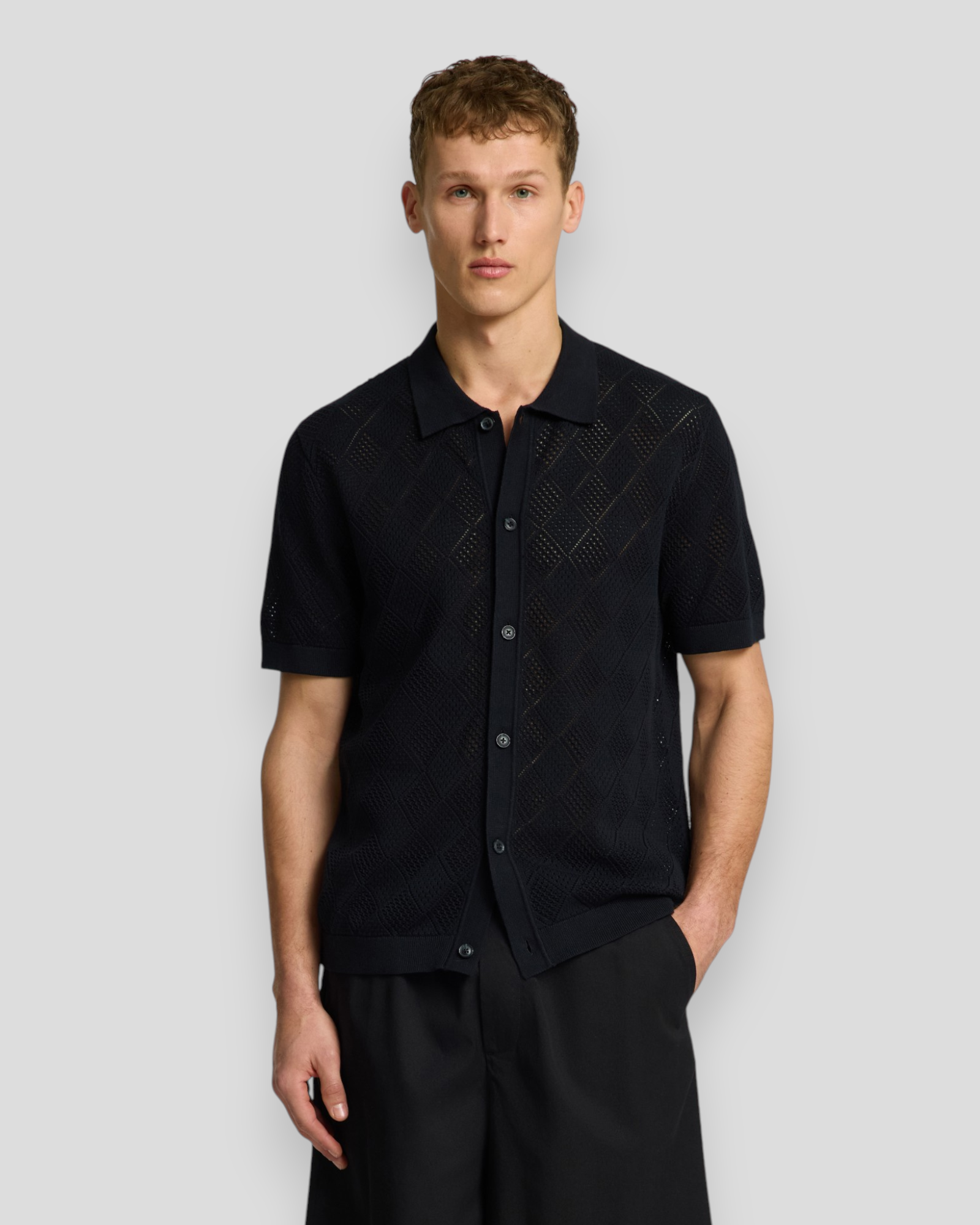 kortaermet-strikket-cardigan-herre-klassisk-sort-selected