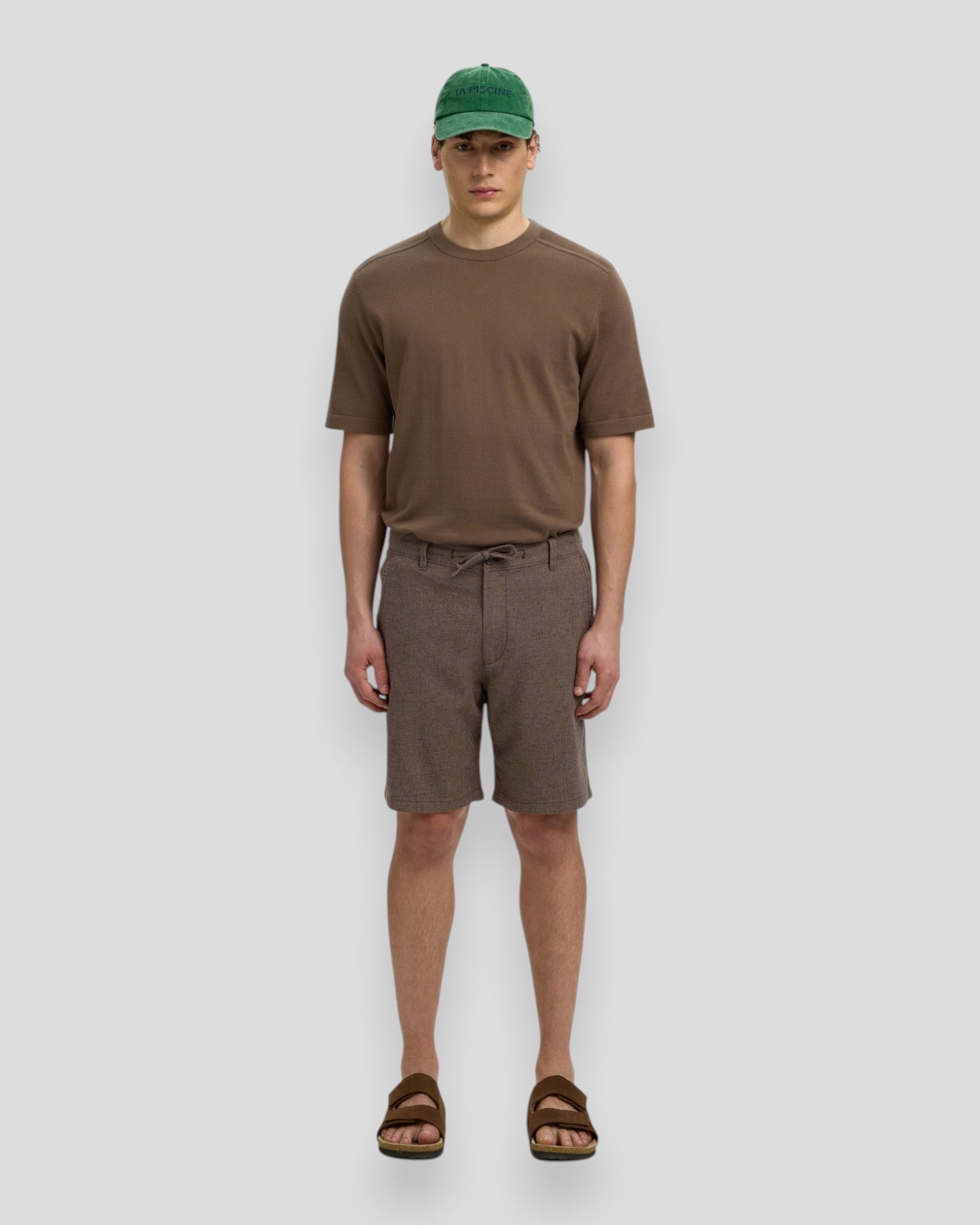 Selected Brody bomuldsshorts i chokolade med valnøddeprint, afslappet pasform og komfortabel linenstof til mænd.