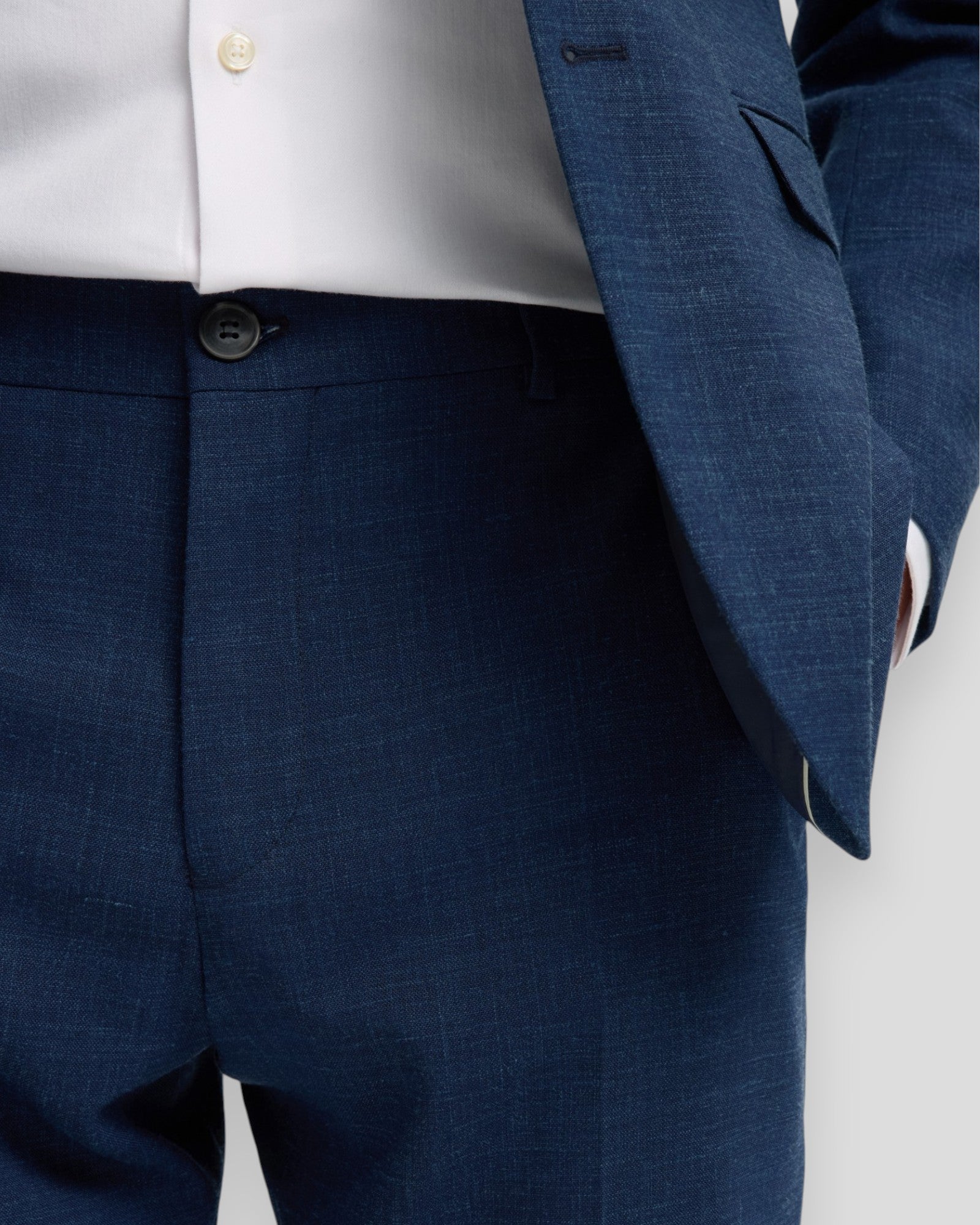 Slim Oasis linnebukser fra Selected i mørk navy, vises med afslappet pasform og fine detaljer.