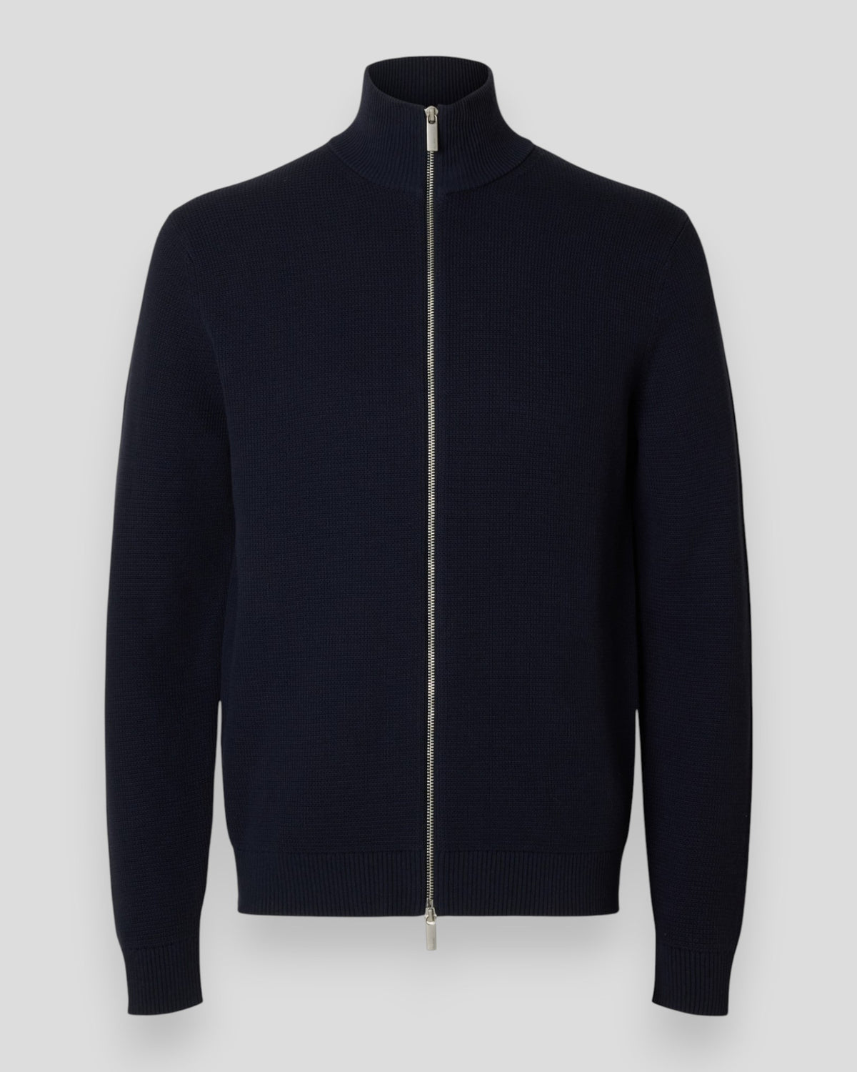 Dane Knit Structure Full Zip fra Selected, blød strikket sweater i sky captain farve med lynlås og strukturmønster.