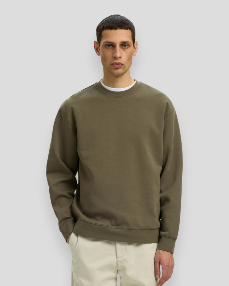 Mænds tom soft crew neck sweatshirt fra Selected i farven Kalamata, blød og komfortabel til vinterbrug.