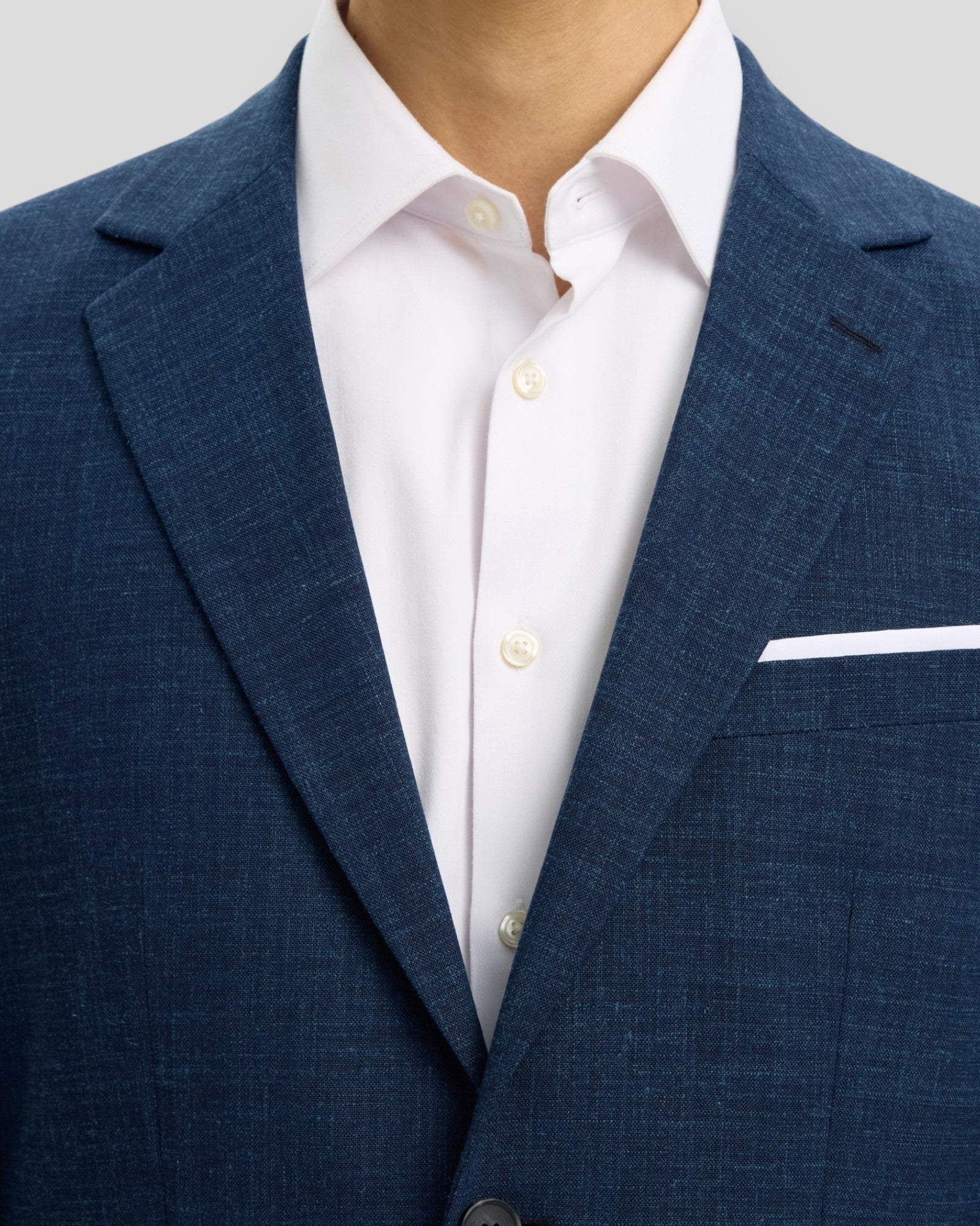 Mænds mørk navy slim Oasis linned blazer fra Selected, vist på model, med elegant snit og let stof til sommerbrug.