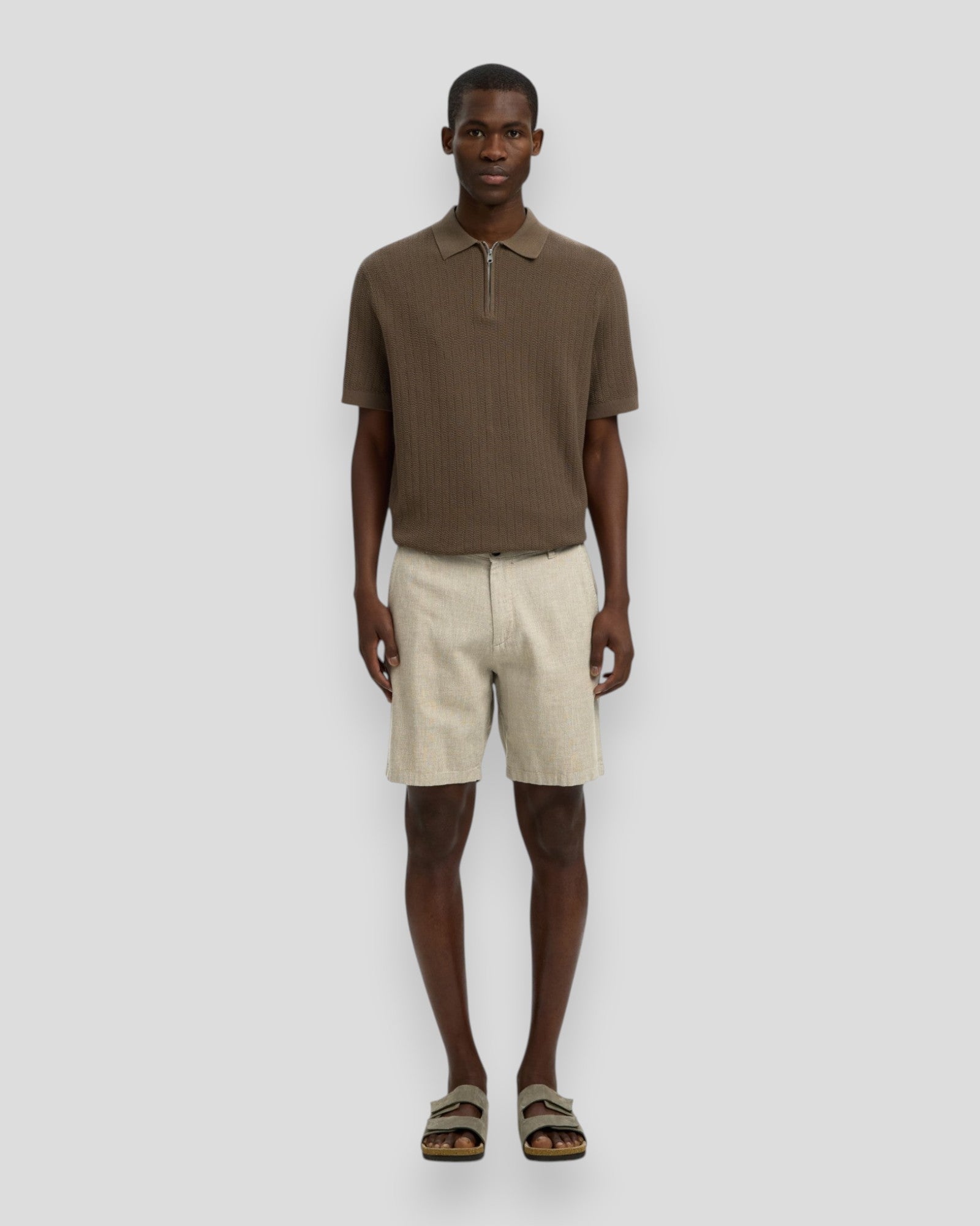 Lækre Regular Brody linseshorts fra Selected i vetiver og oatmeal, perfekte til sommerdage og afslappet stil.