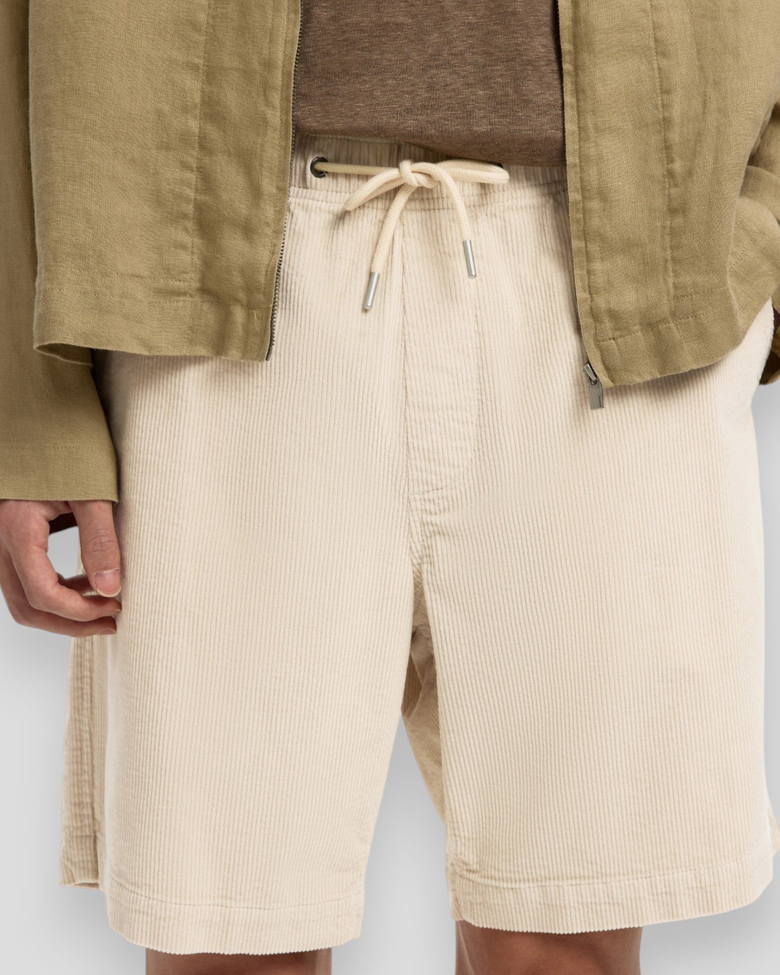 Mænds Regular Jace Corduroy Shorts fra Selected i farven Fog, vises med lommer og komfortabel pasform.