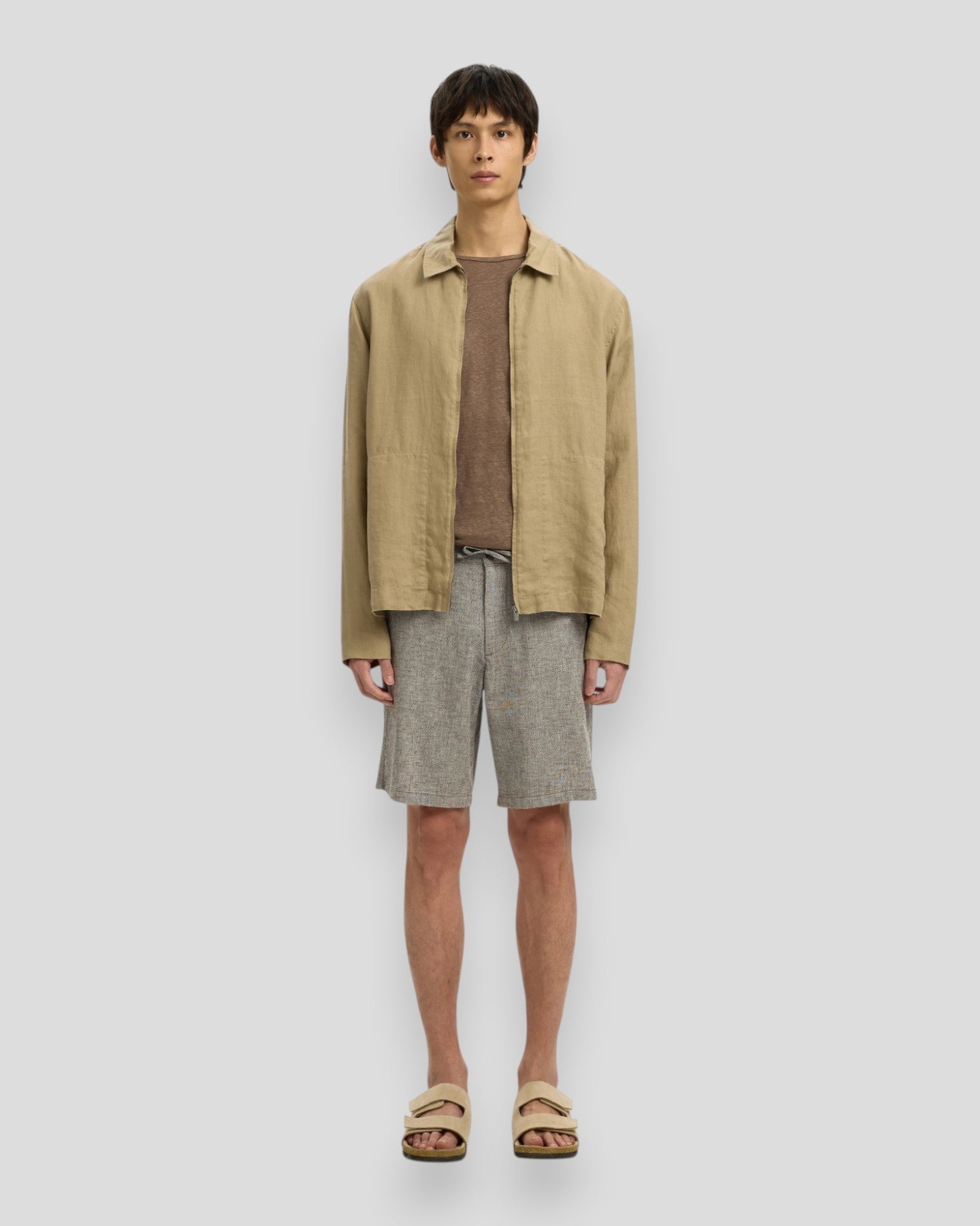 Selected Regular Brody Linne Shorts i oatmeal farve, afslappet design til herrer, fremstillet i let, åndbart materiale.