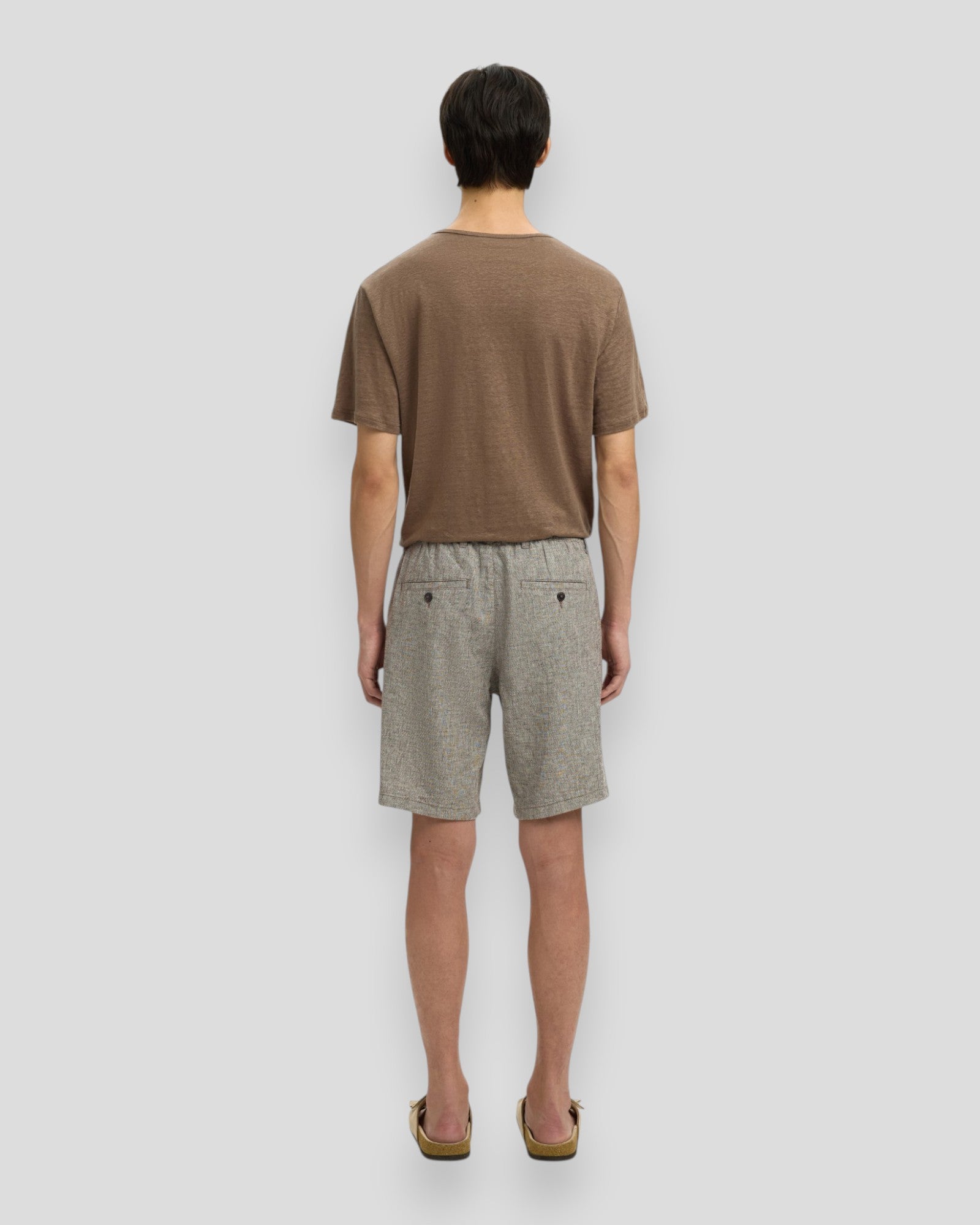 Mænds Regular Brody Linen Shorts fra Selected i delikat oatmeal farve, afslappet sommerstil, viste med lommer og komfortabel pasform