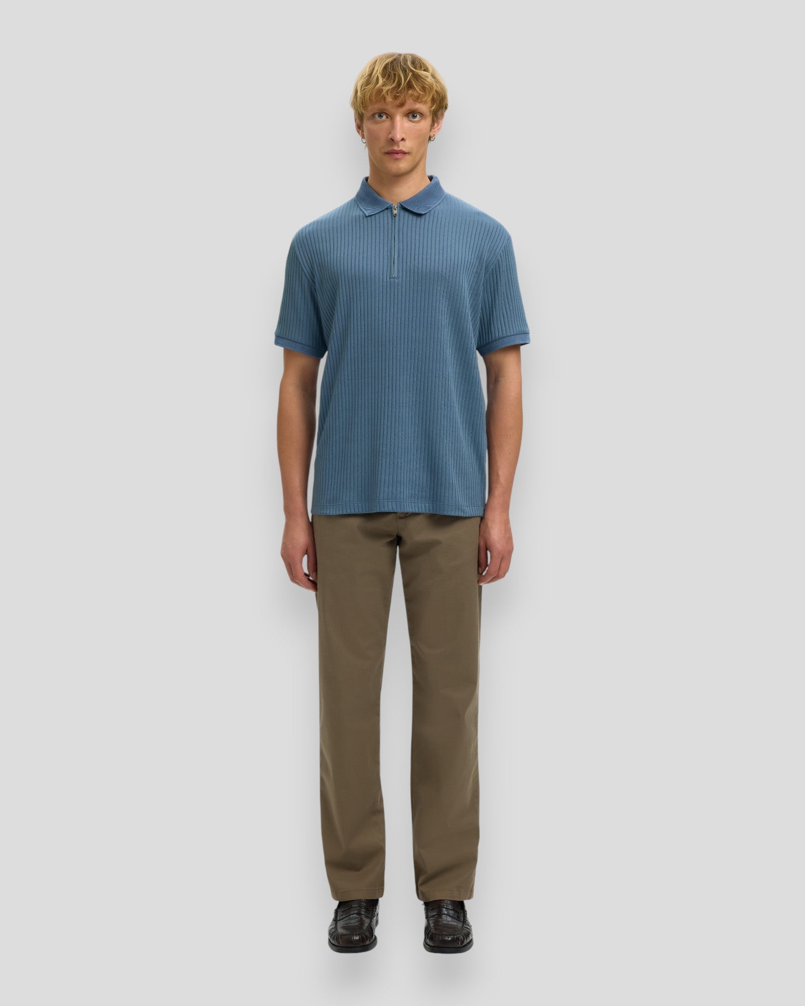 Blå Selected Fave Structure SS Polo til herrer med struktureret stof og klassisk pasform, vist i et stilfuldt sommerlook.