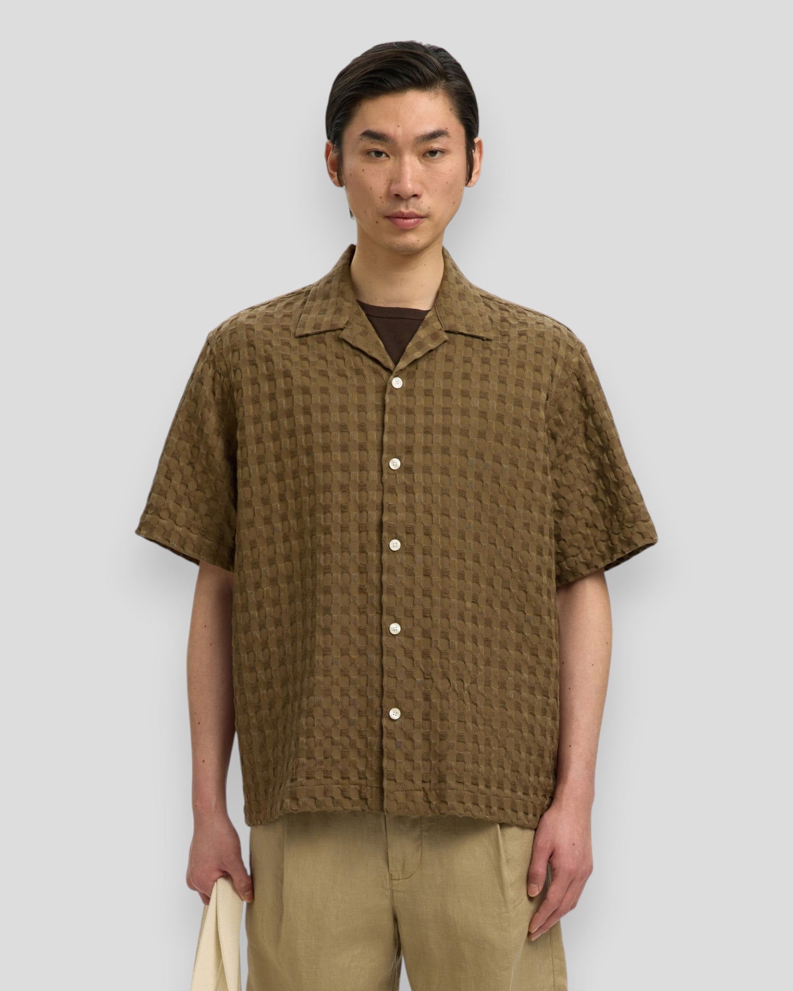 Mænds Selected Relax Monty Texture SS skjorte i chokolade chip med tekstureret stof, afslappet pasform, foran knaplukning og brystlomme