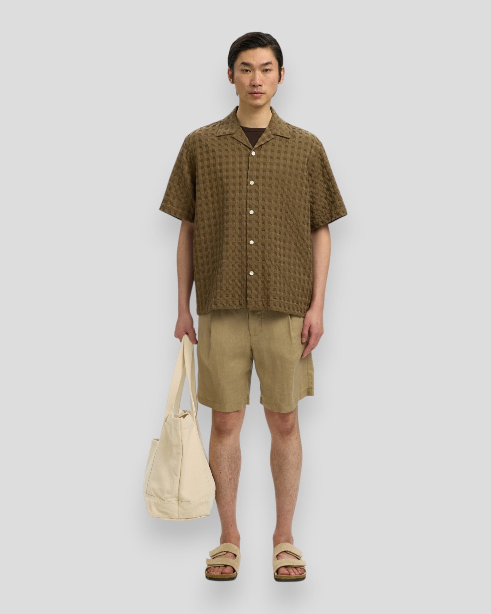 Mænds Relax Monty Texture SS skjorte i chokoladebrun med tekstur fra Selected, vises på modellen.