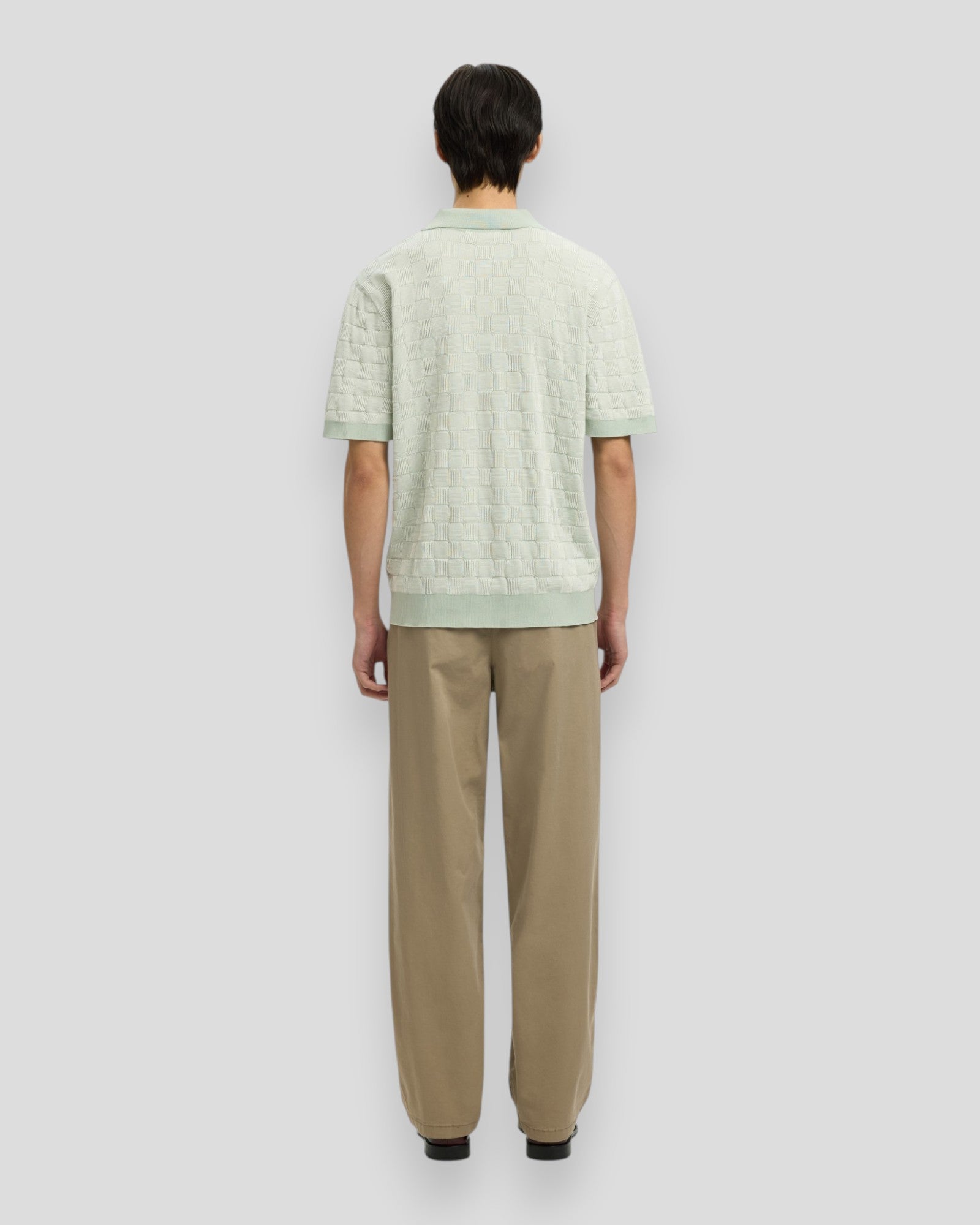 Drenge- eller herrepolo fra Selected, Milas SS Knit Relaxed i aqua grå med åbent krave og egret detaljer.