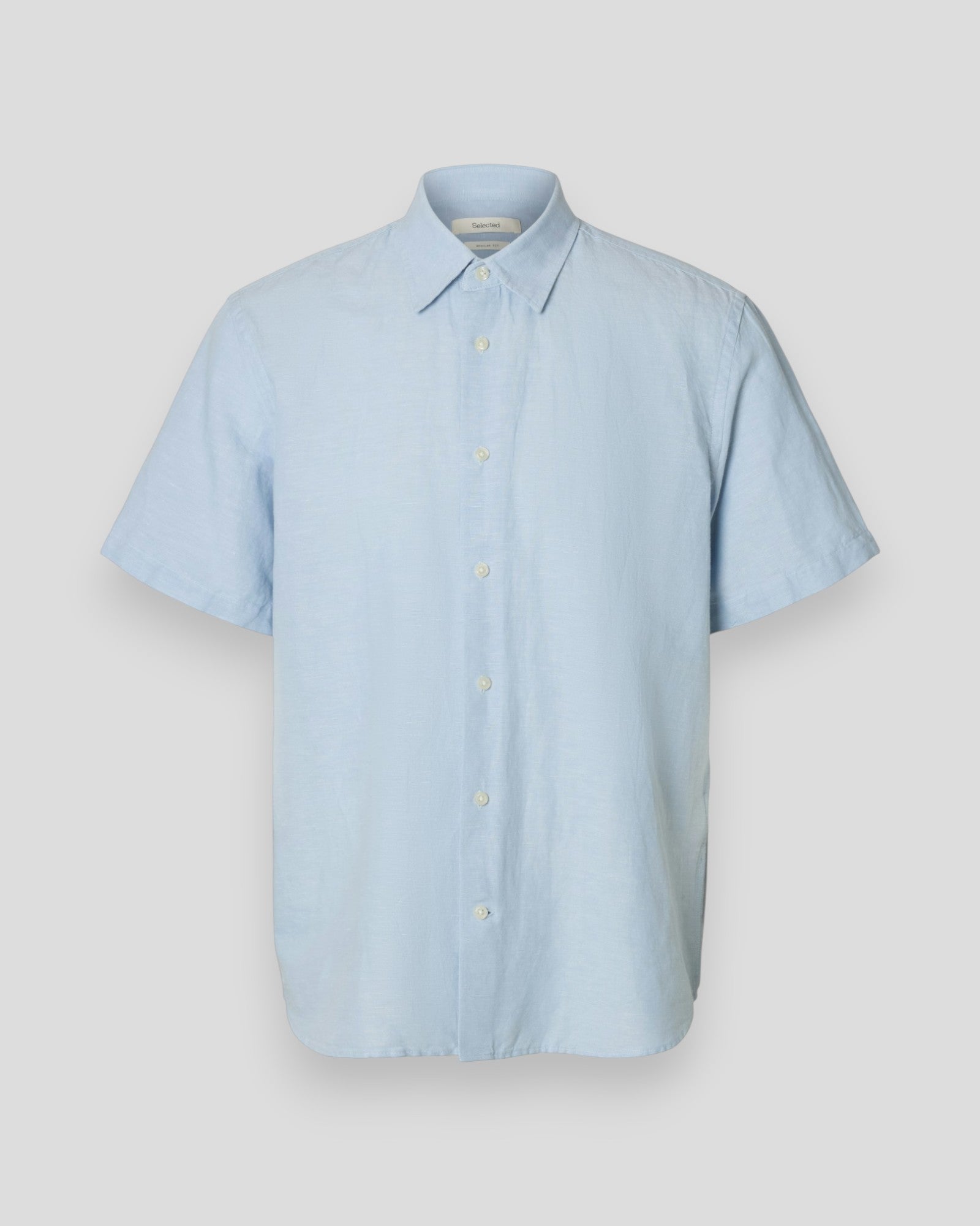 Mænds Regular Claus Clay Linen Blend SS skjorte i dusty blue og hvid, brand Selected, med afslappet pasform og let stof.