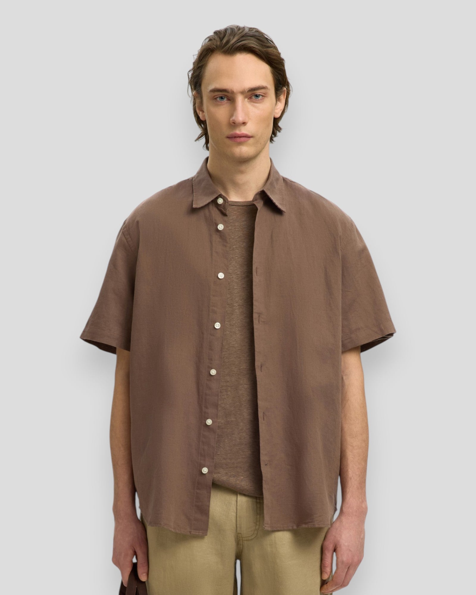 Selected men's Regular Claus Clay Linen Blend SS Shirt in Chocolate Chip, featuring a casual fit and linen fabric detail.